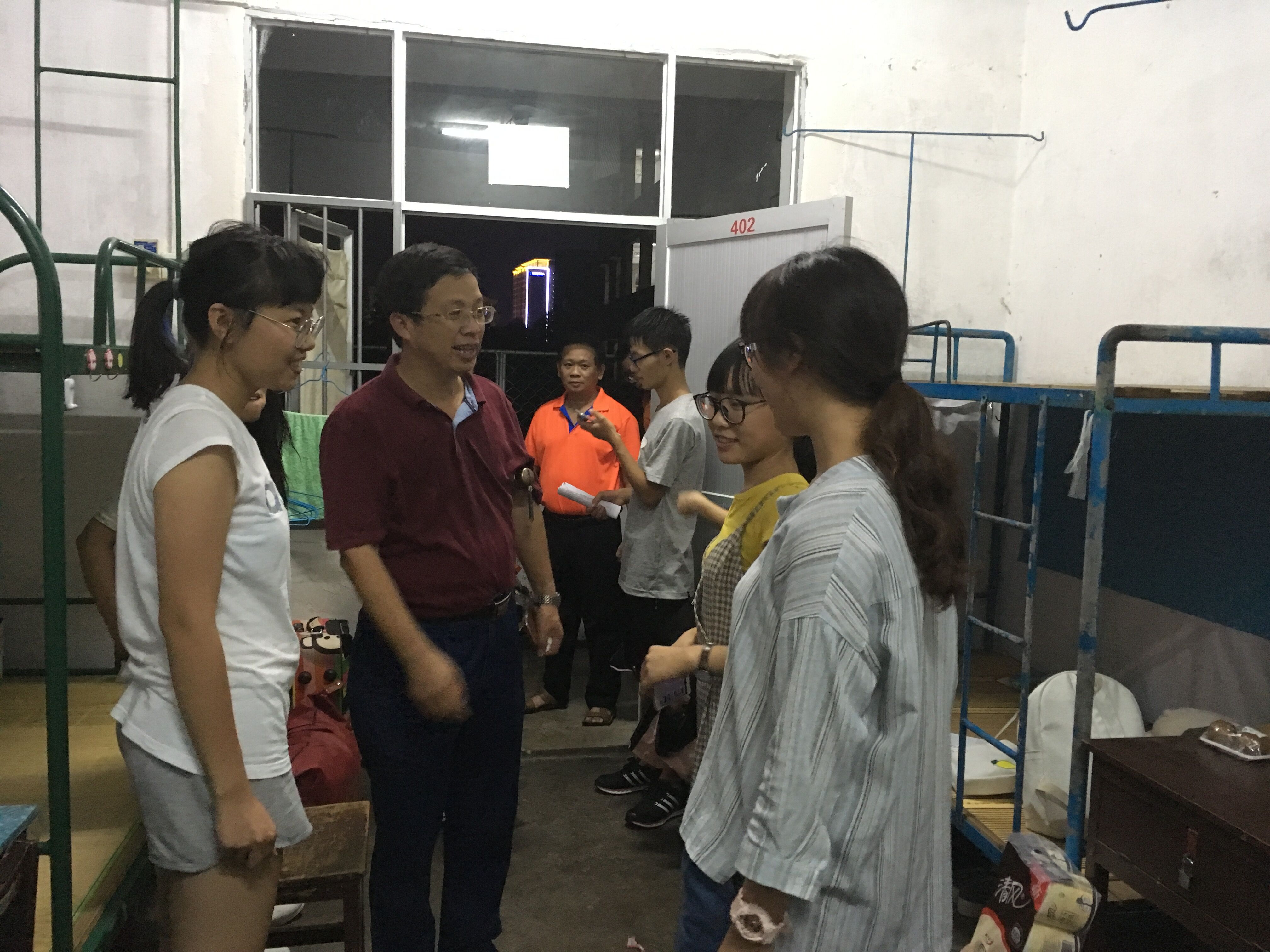 院领导走访新生宿舍