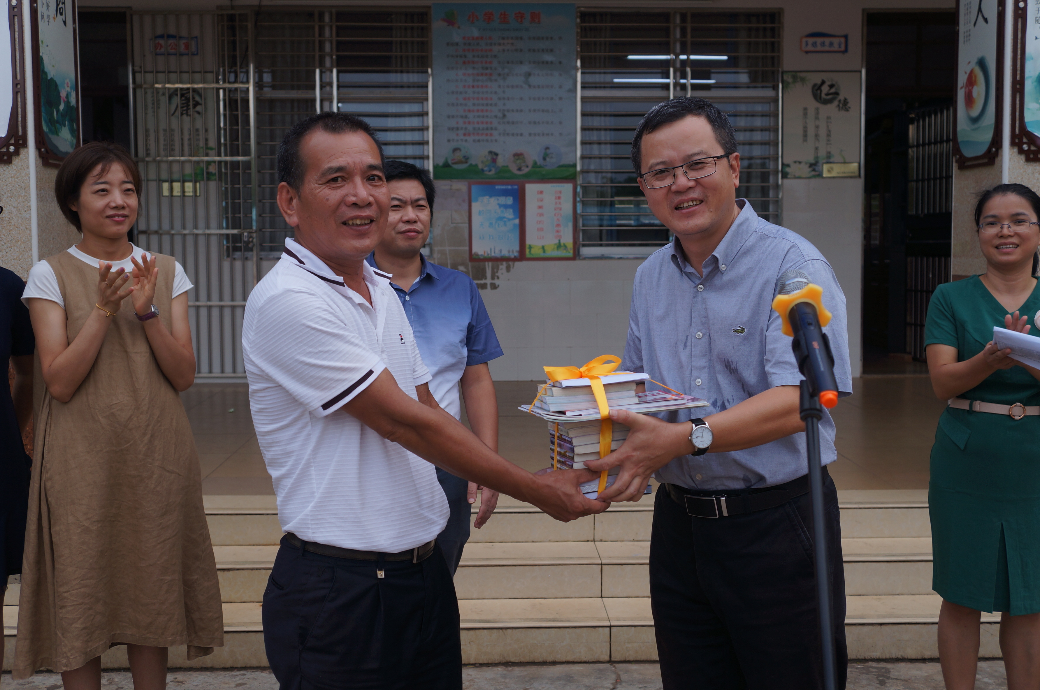 我院师生赴新民小学开展“不忘初心、牢记使命”志愿服务活动