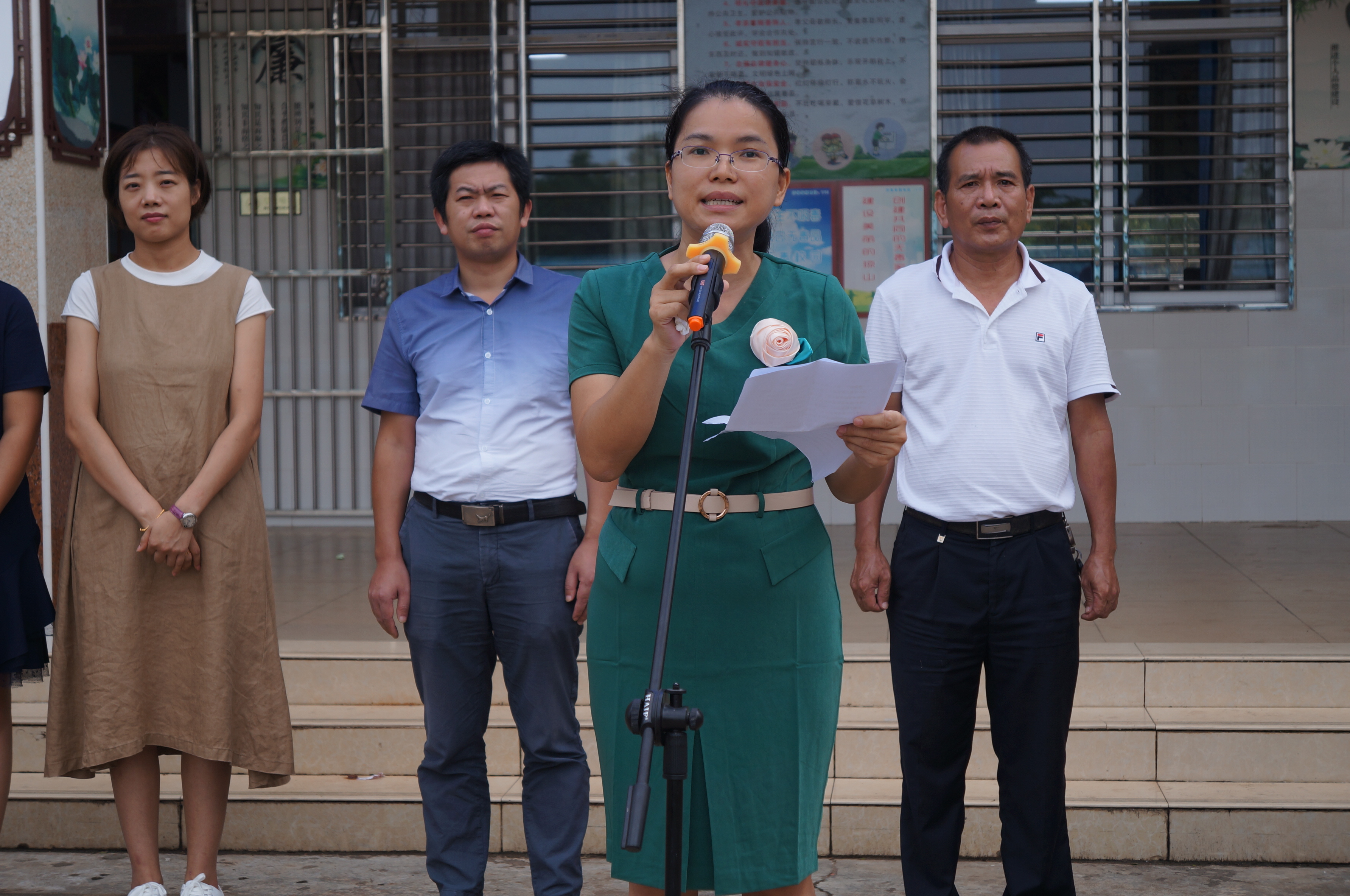 我院师生赴新民小学开展“不忘初心、牢记使命”志愿服务活动