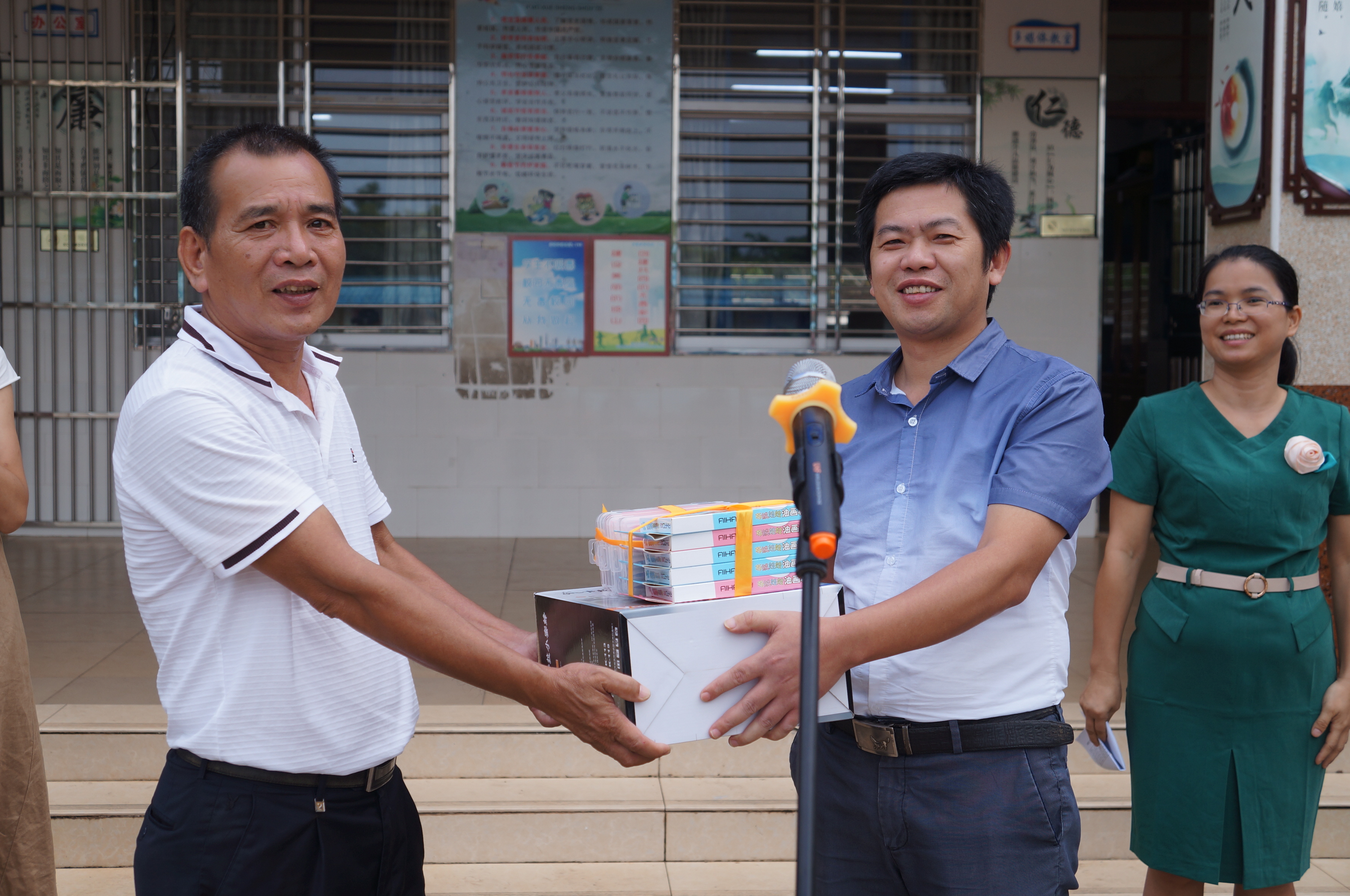 我院师生赴新民小学开展“不忘初心、牢记使命”志愿服务活动