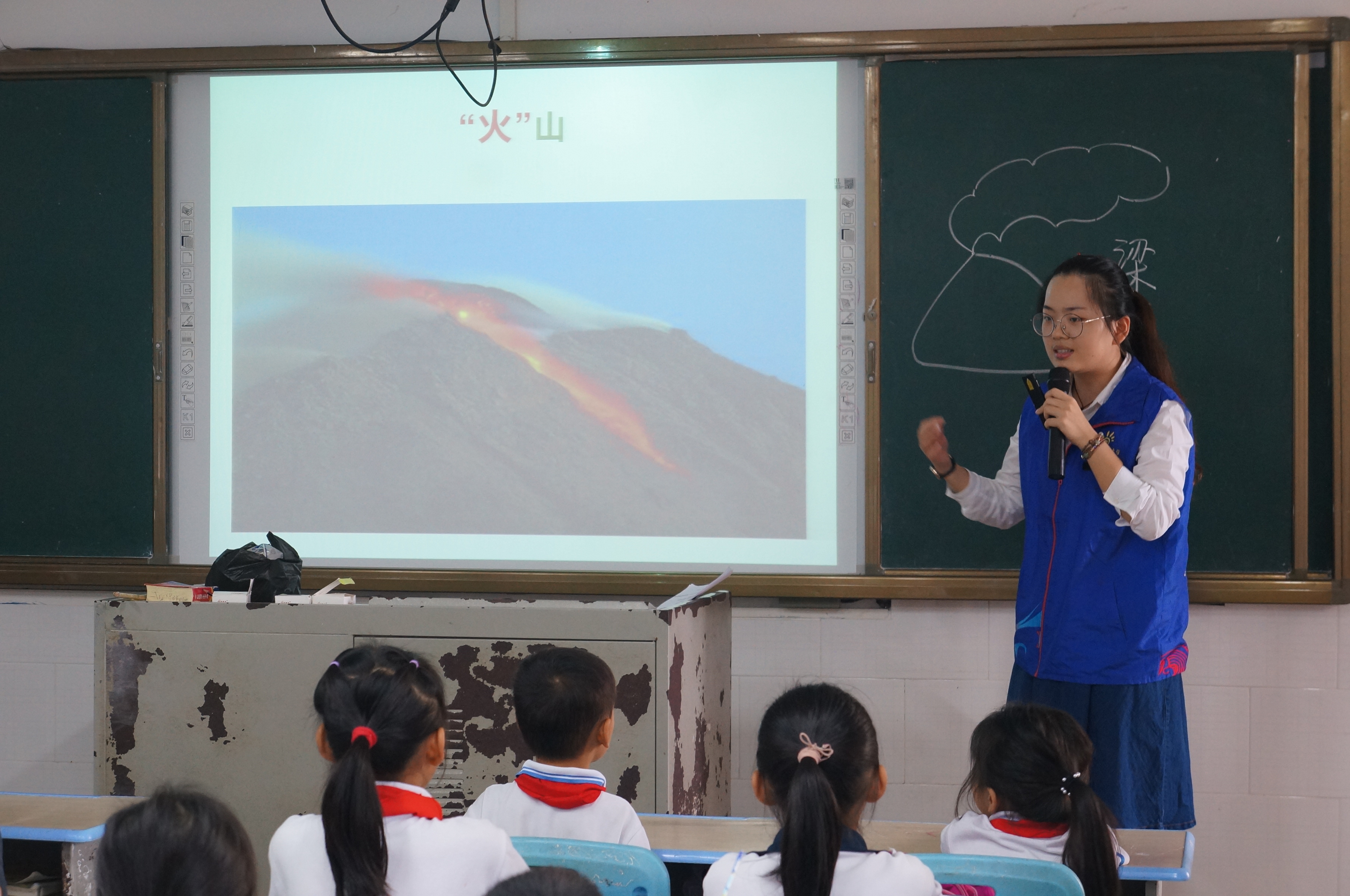 我院师生赴新民小学开展“不忘初心、牢记使命”志愿服务活动