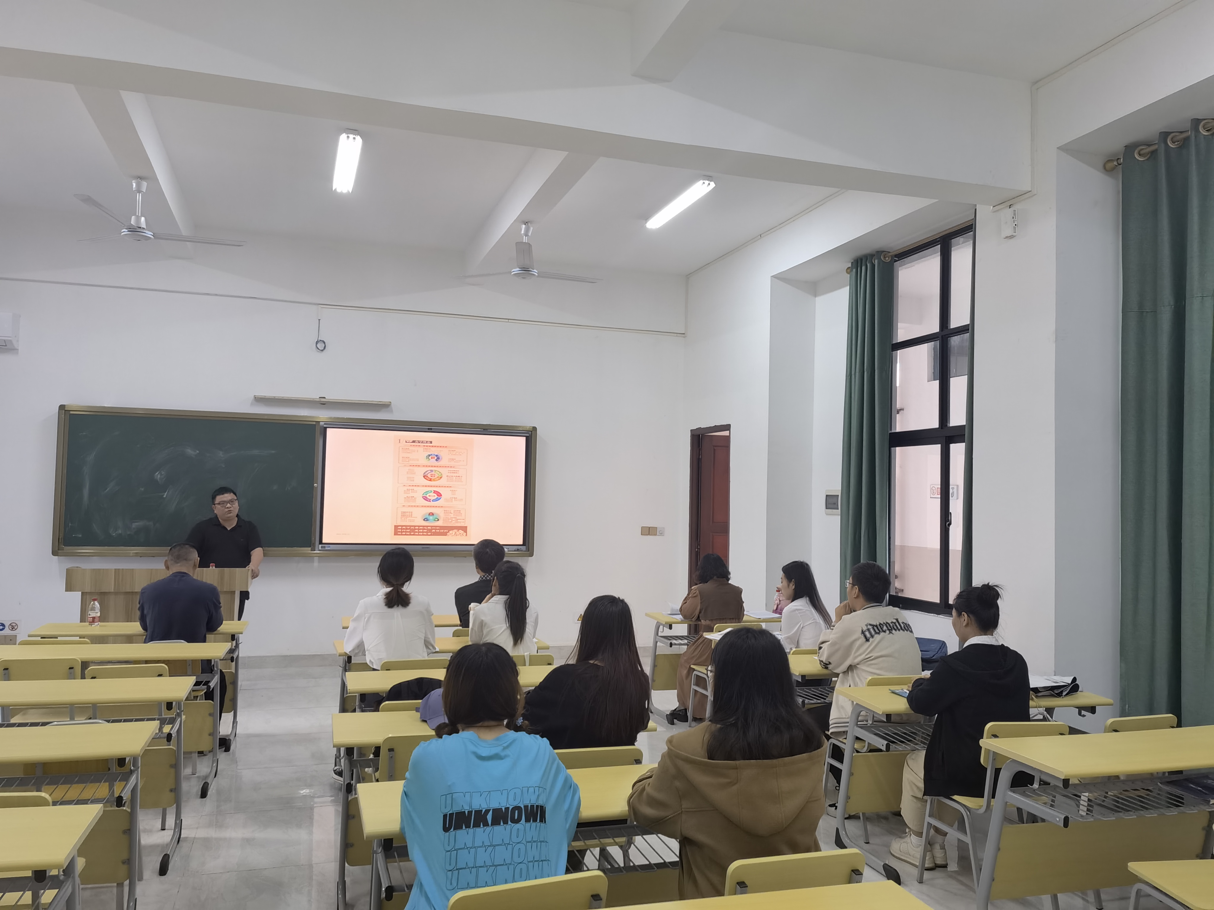 地理与环境科学学院顺利举行海口市罗牛山学校现场招聘会