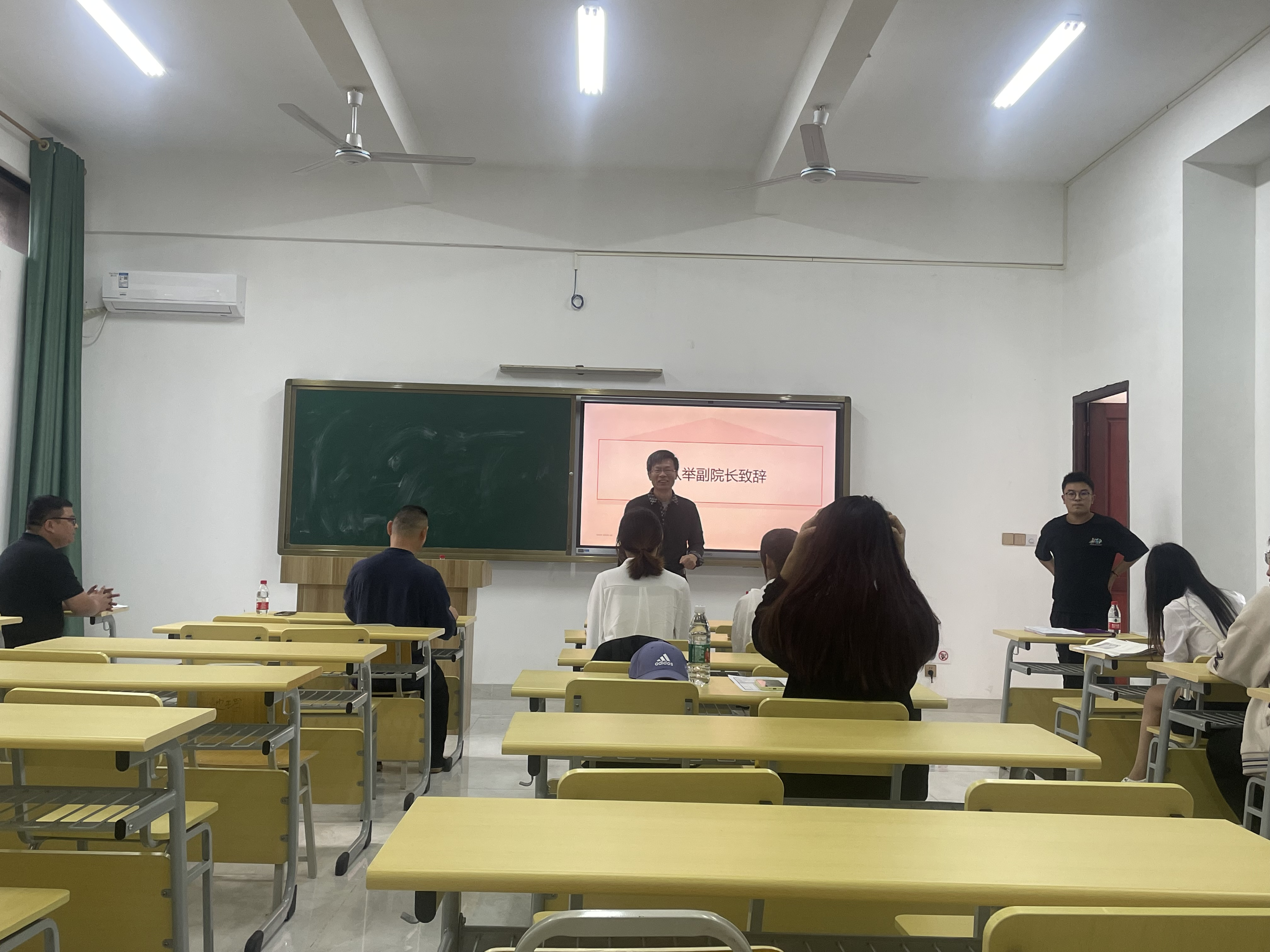 地理与环境科学学院顺利举行海口市罗牛山学校现场招聘会