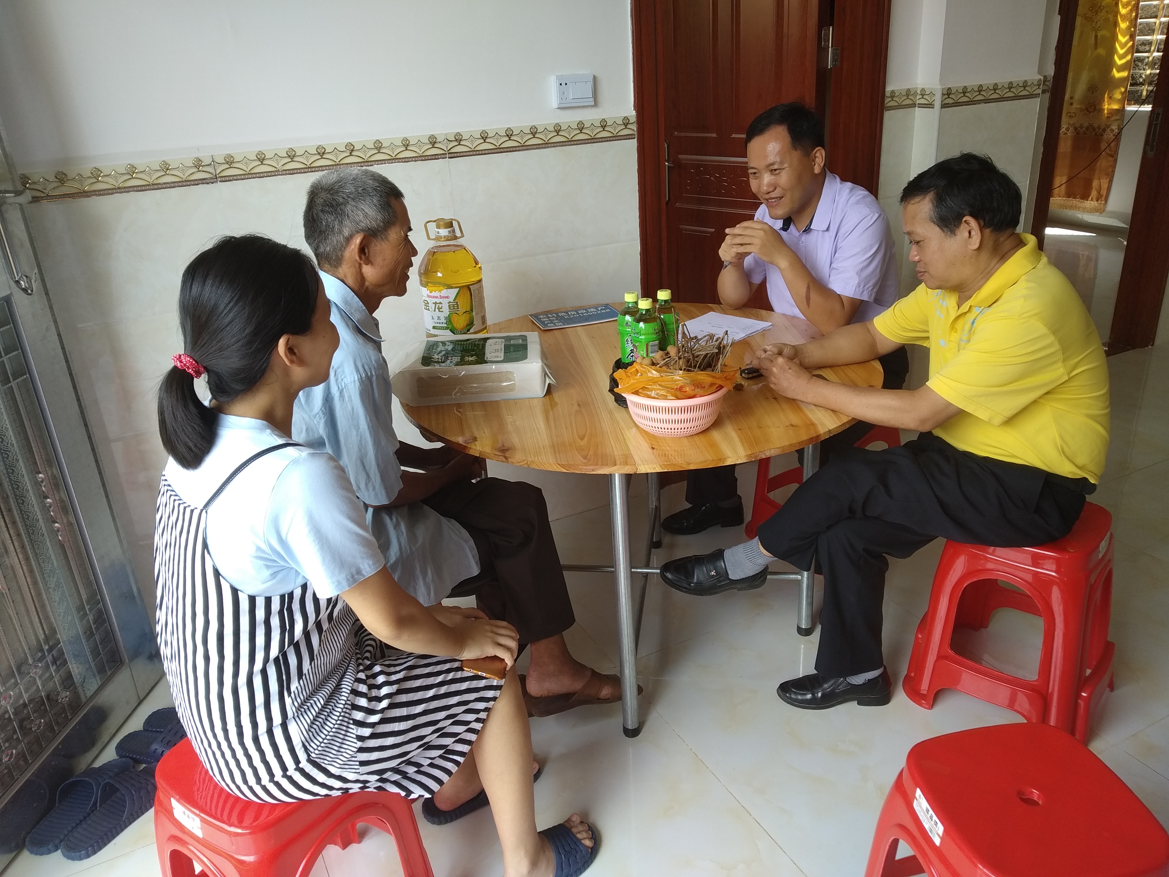 学院领导走访贫困学生家庭