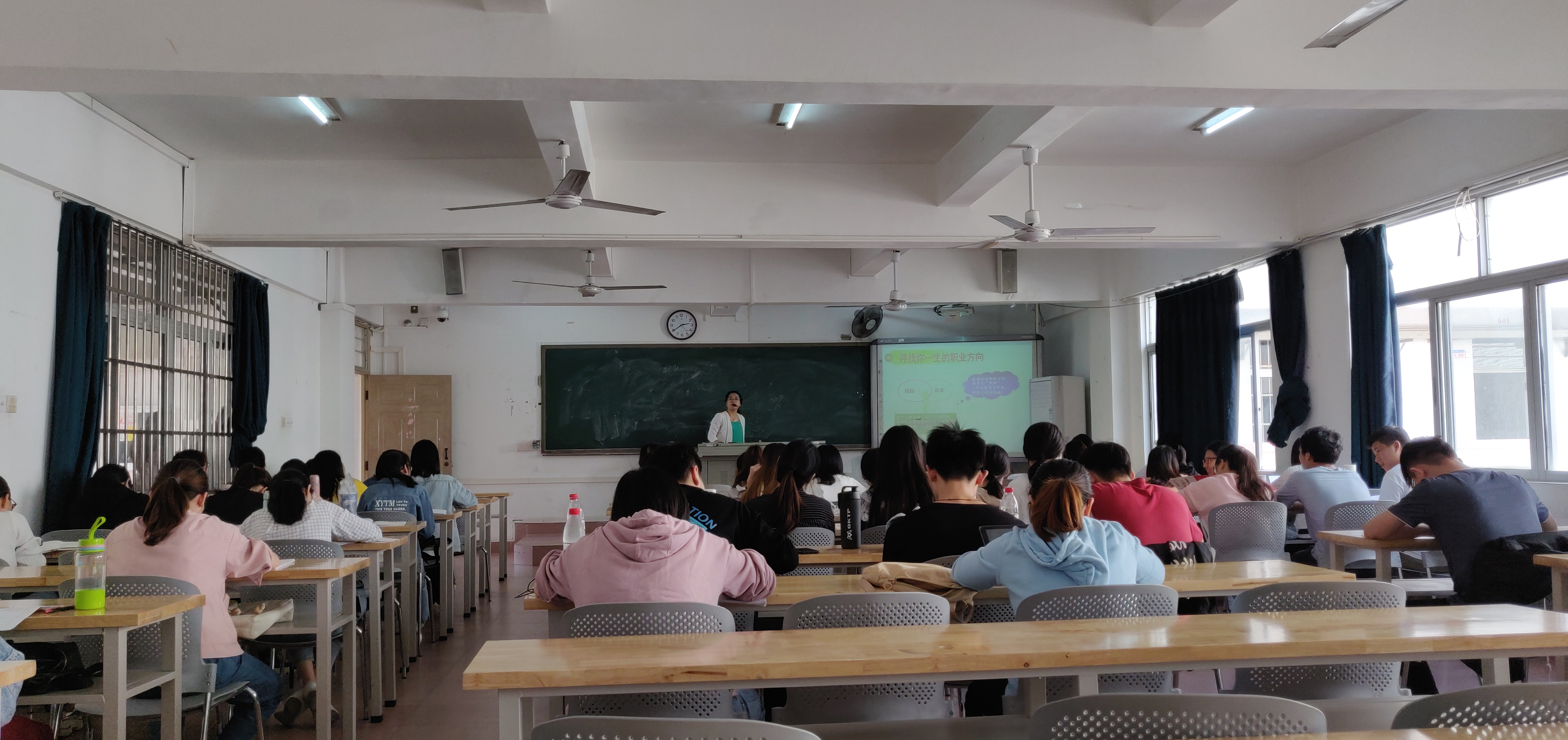 学院举办就业指导报告会暨招聘宣讲会