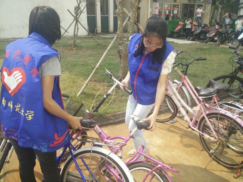 传递文明  扶起“爱心”——记经济与管理学院校园便民自行车整理活动