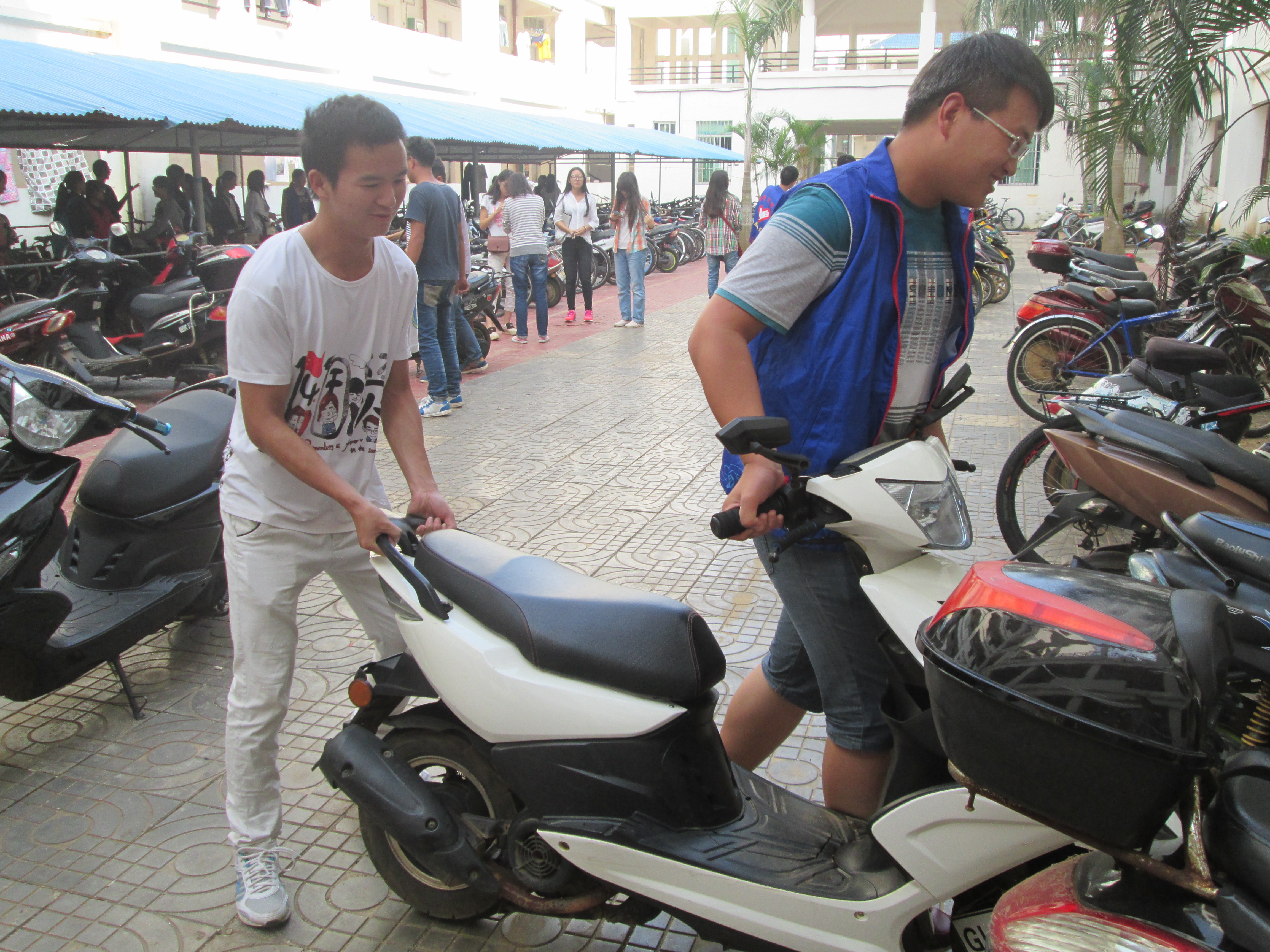 校园便民行 志愿在心中--记经管学院青年志愿者协会校园便民活动