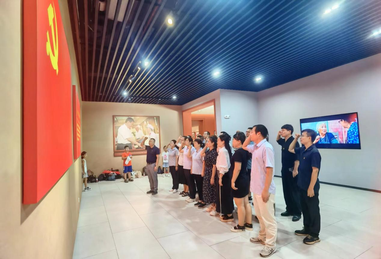 学院党委开展“庆七一”主题党日活动