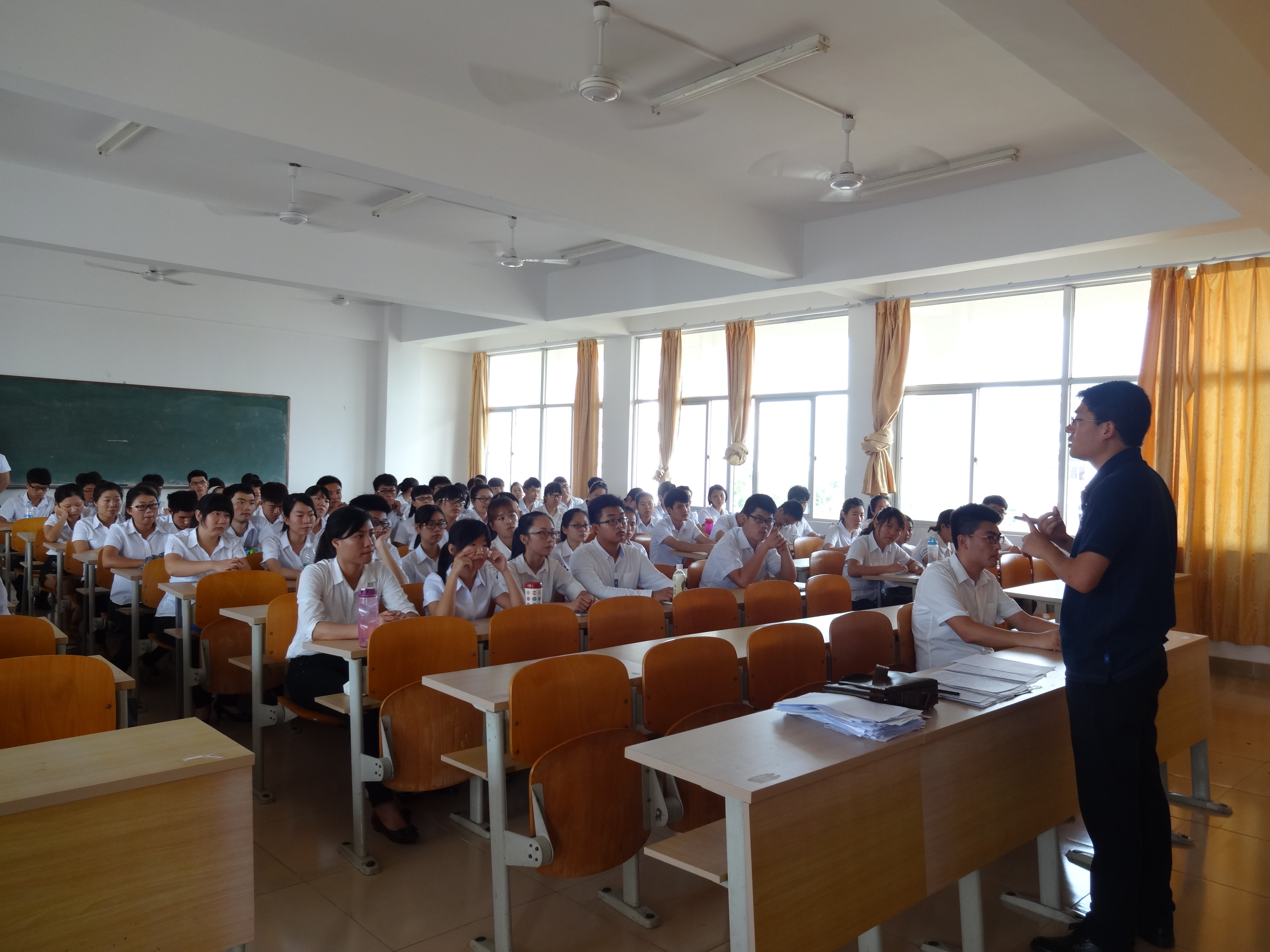 积极参选 培养人才——记经济与管理学院推优入党大会   