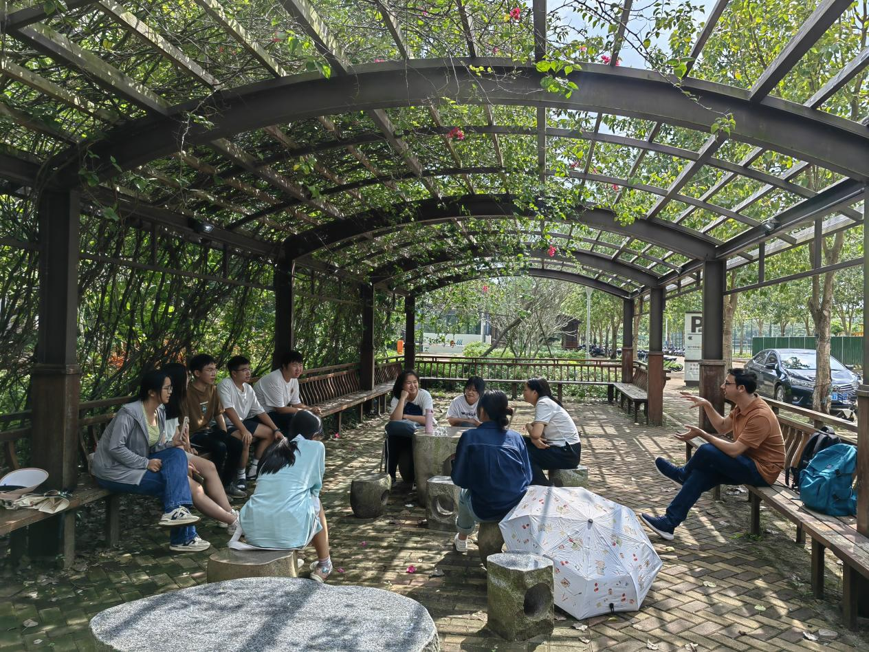 2023级新生班主任张跃跃为学生开辟FREE TALK英语角