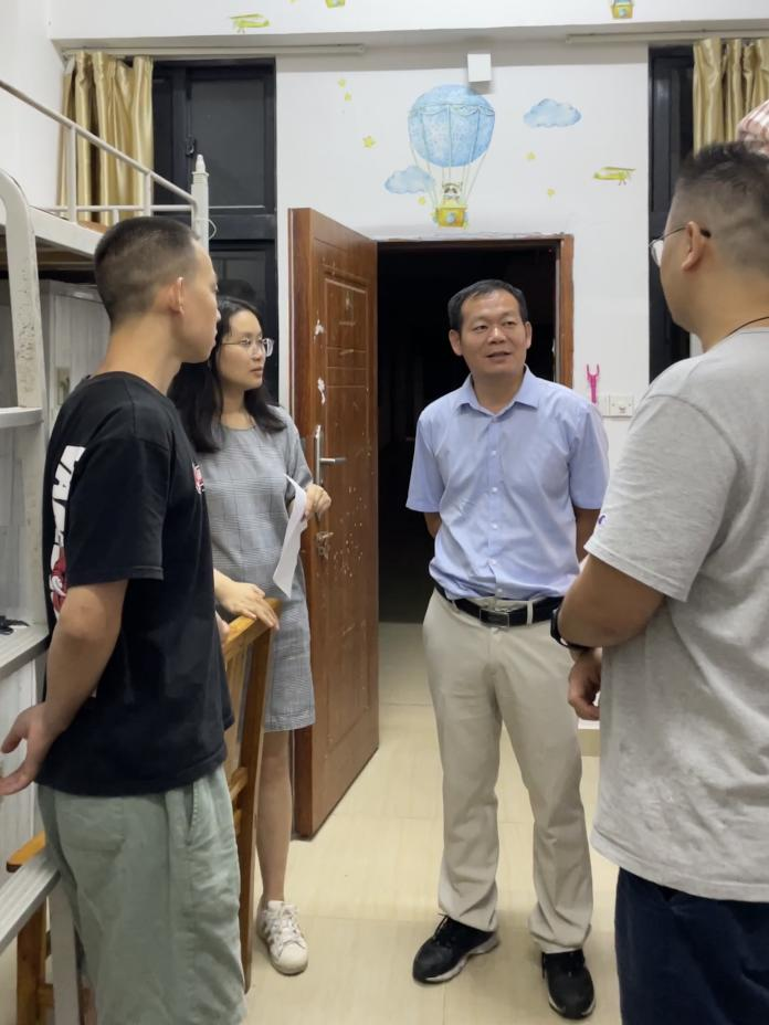 走访宿舍送温情，关怀备至暖人心—学院领导和教师深入新生宿舍走访慰问