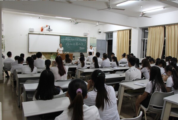 争优创先 积极入党——记经济与管理学院2014—2015年度上学期推优入党大会