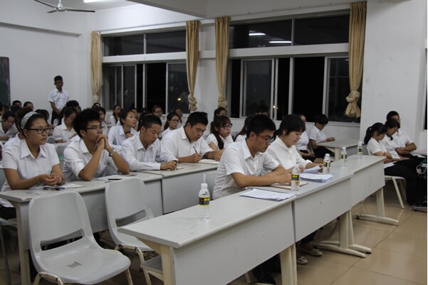 争优创先 积极入党——记经济与管理学院2014—2015年度上学期推优入党大会