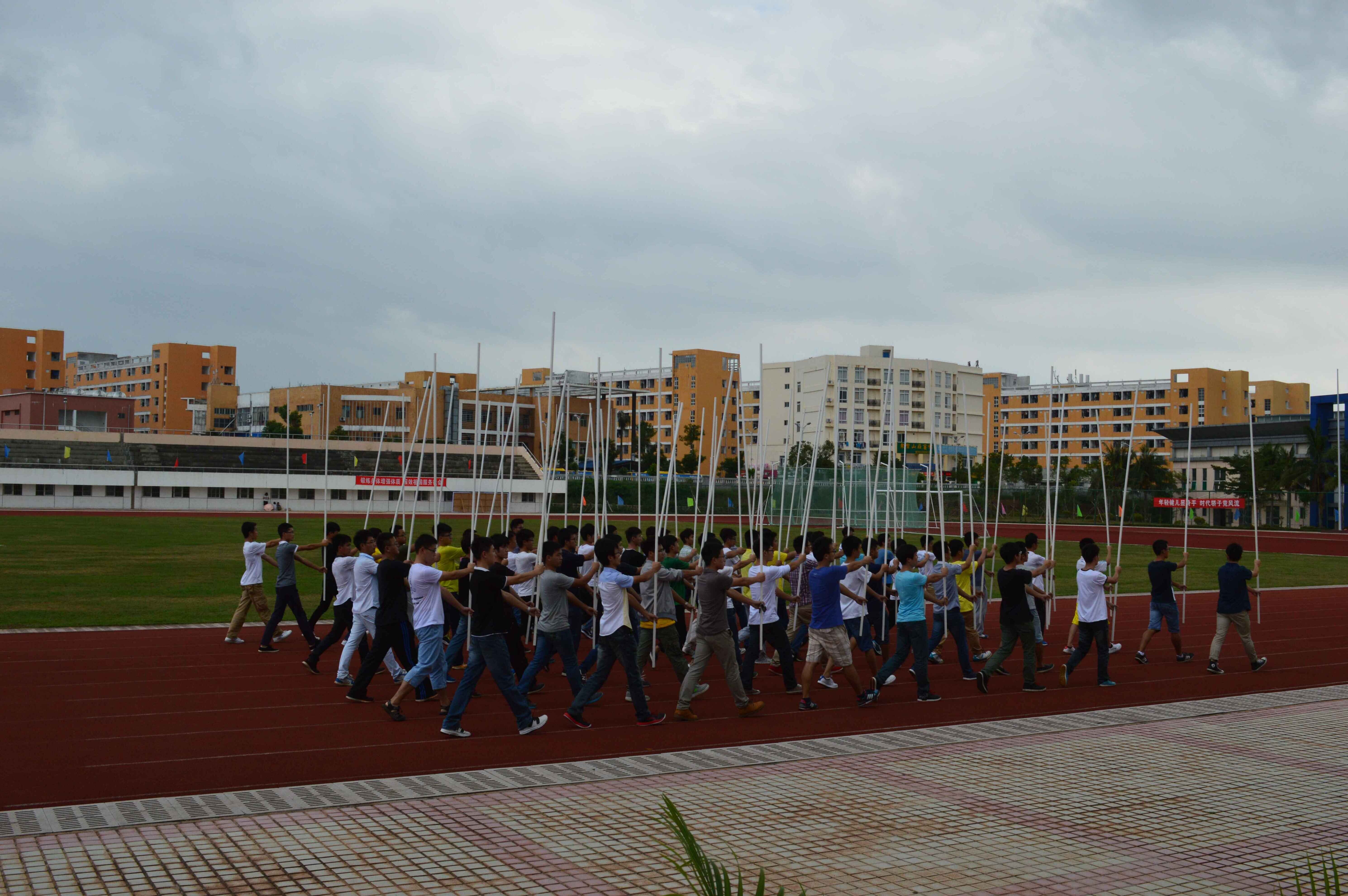 红旗飘飘   扬我风采——记经济与管理学院男生红旗方阵训练