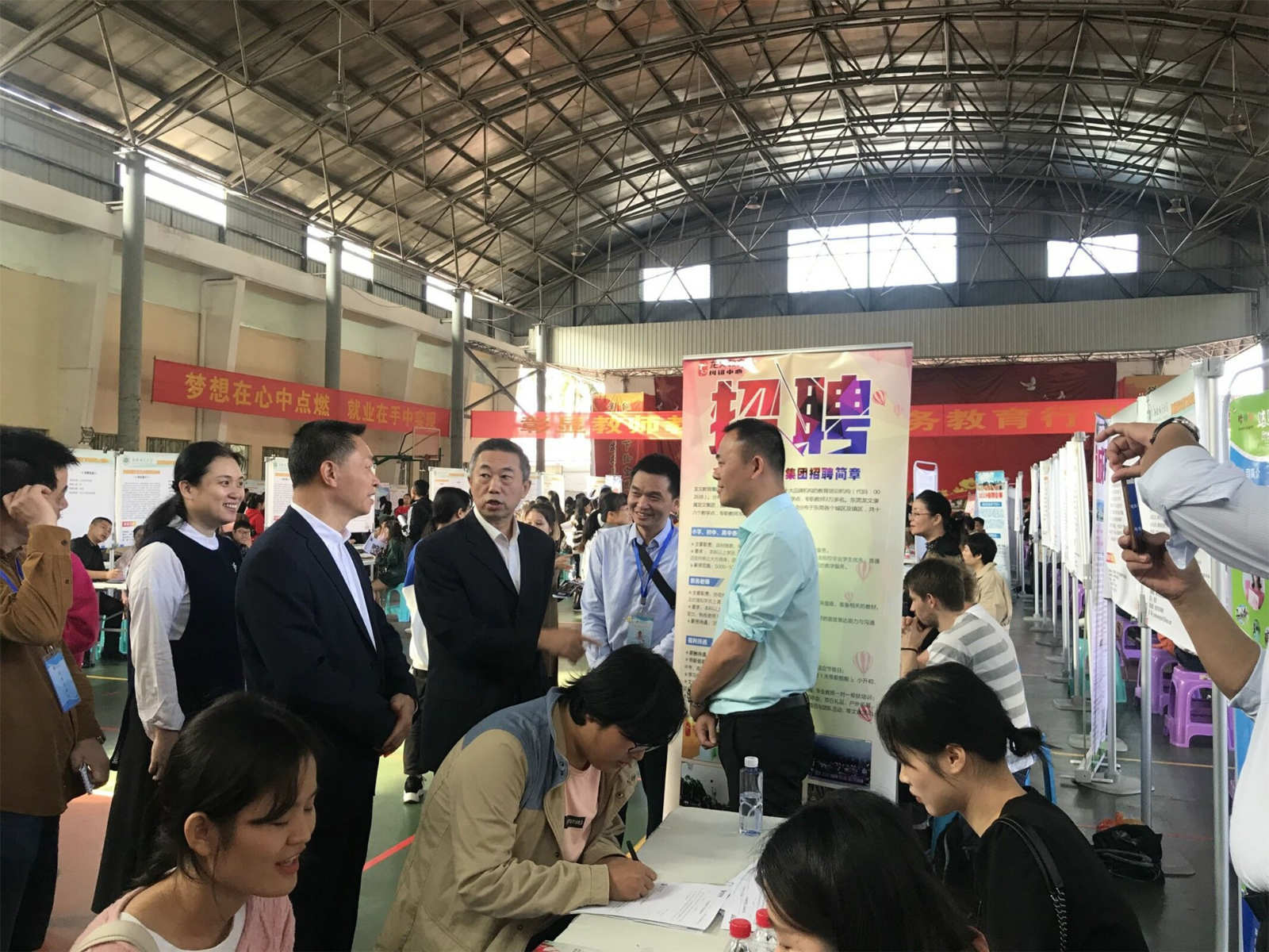 我校第三期教育行业暨广东省急需紧缺人才专场招聘会圆满举行