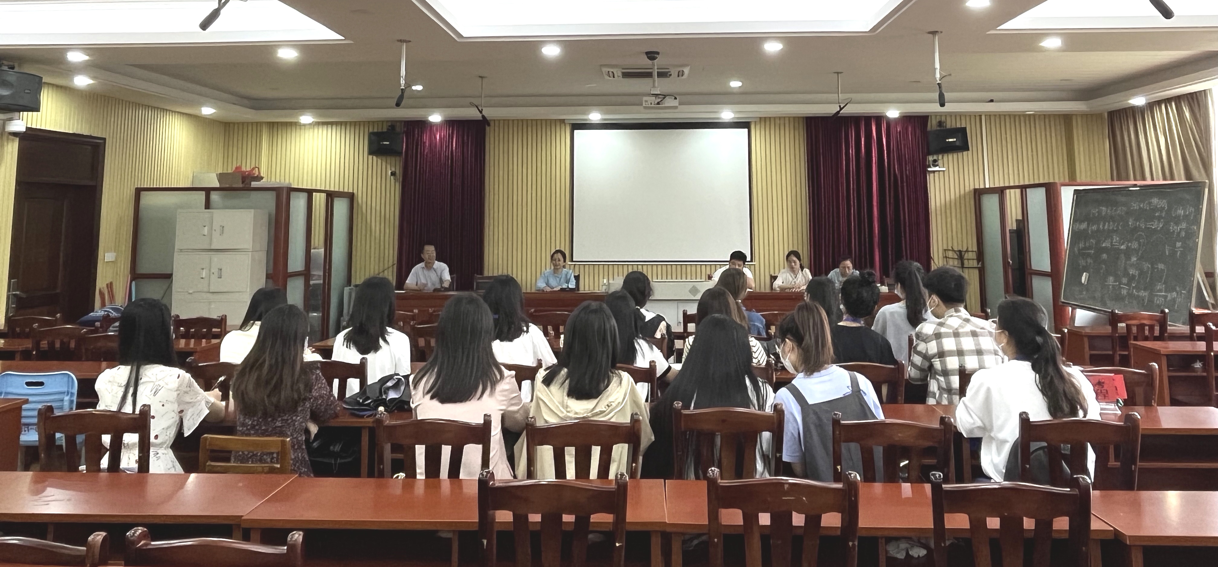 数学与统计学院组织开展2021级学科教学（数学）硕士生见习工作