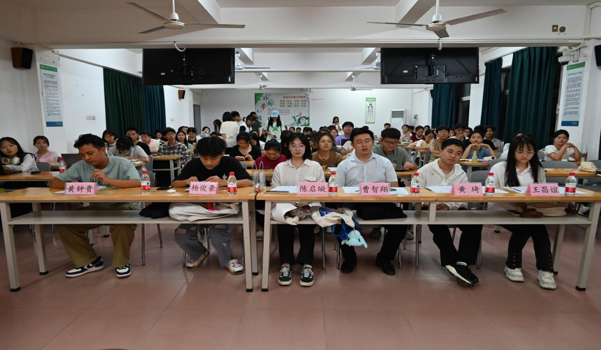 数学与统计学院“以思见真章，以辩明大道”辩论赛初赛