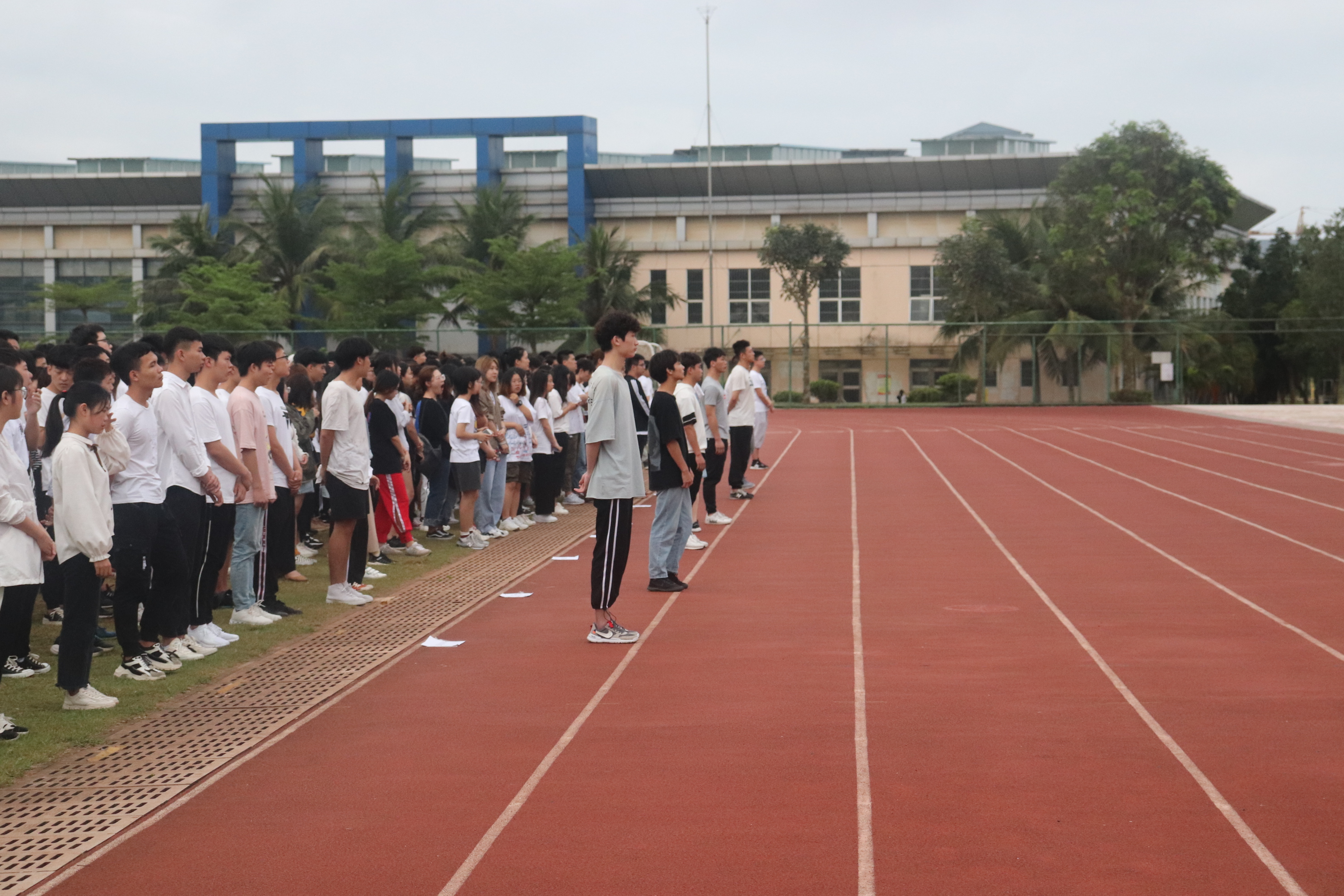 美术学院举行庄严的升旗仪式