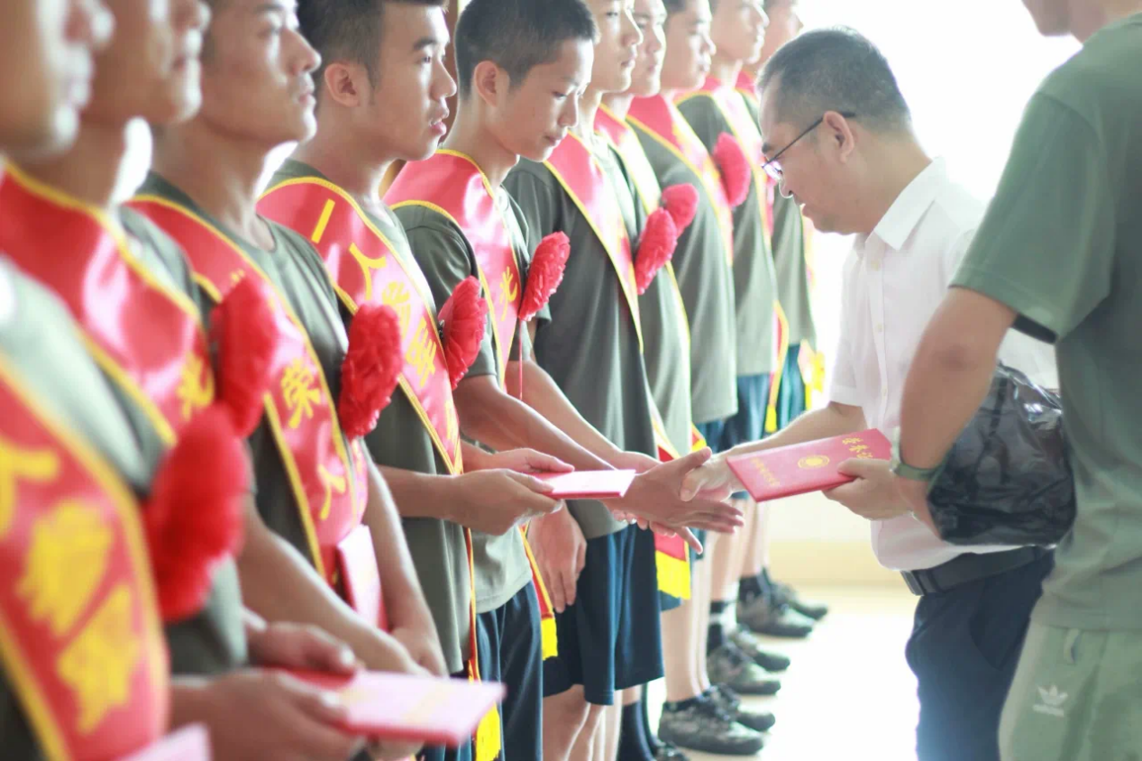 我校热烈欢送2024年秋季入伍学生