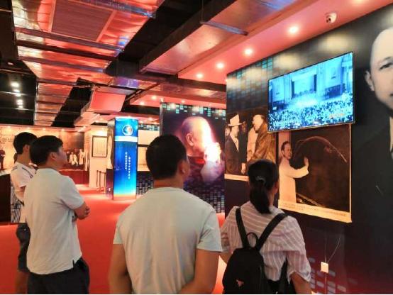 青年之声・新传学子在国庆期间为海南文昌航天科普馆游客提供科普讲解志愿服务