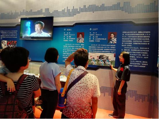 青年之声・新传学子在国庆期间为海南文昌航天科普馆游客提供科普讲解志愿服务