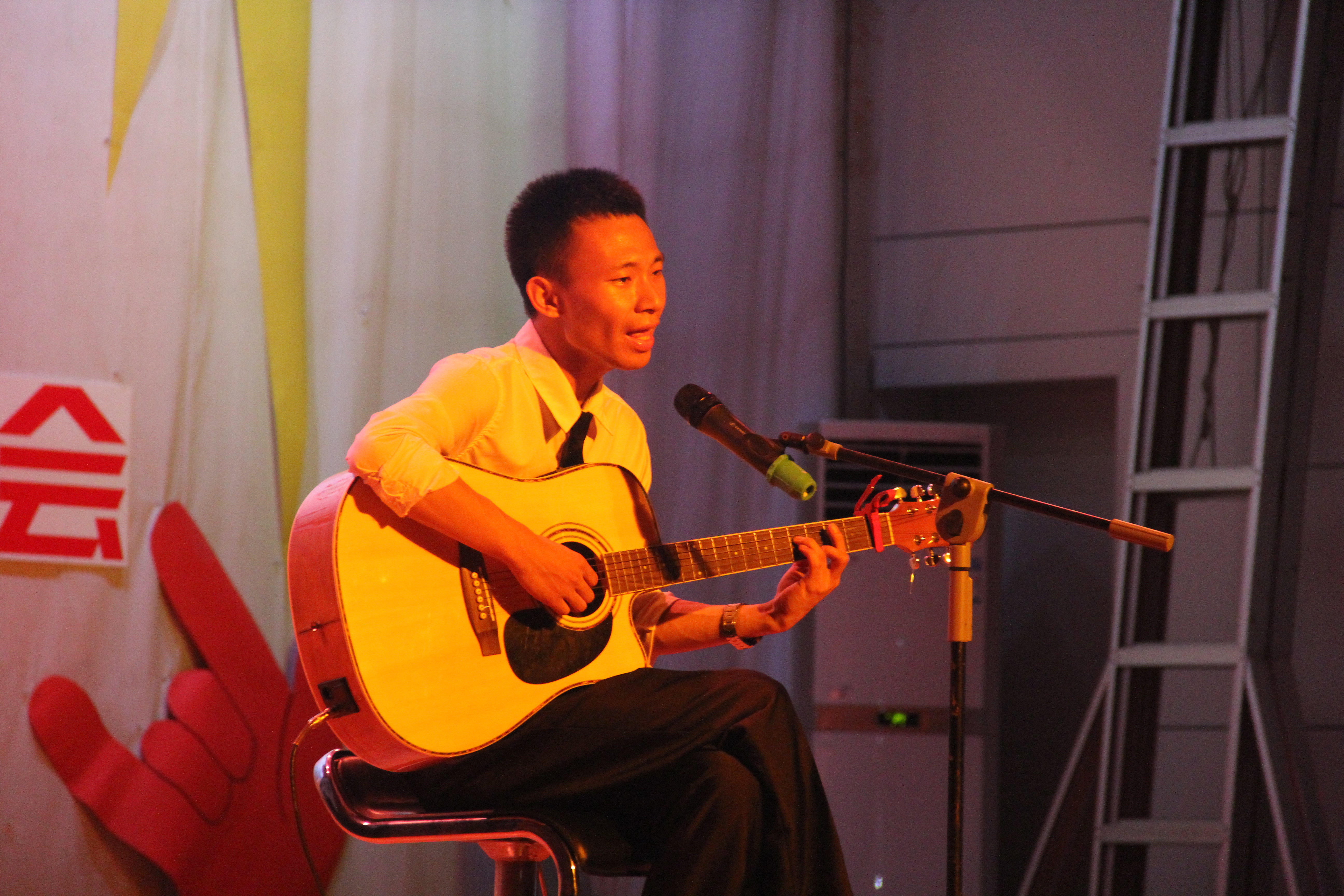 阳光灿烂的日子――记地理与旅游学院2014届毕业生欢送晚会晚会