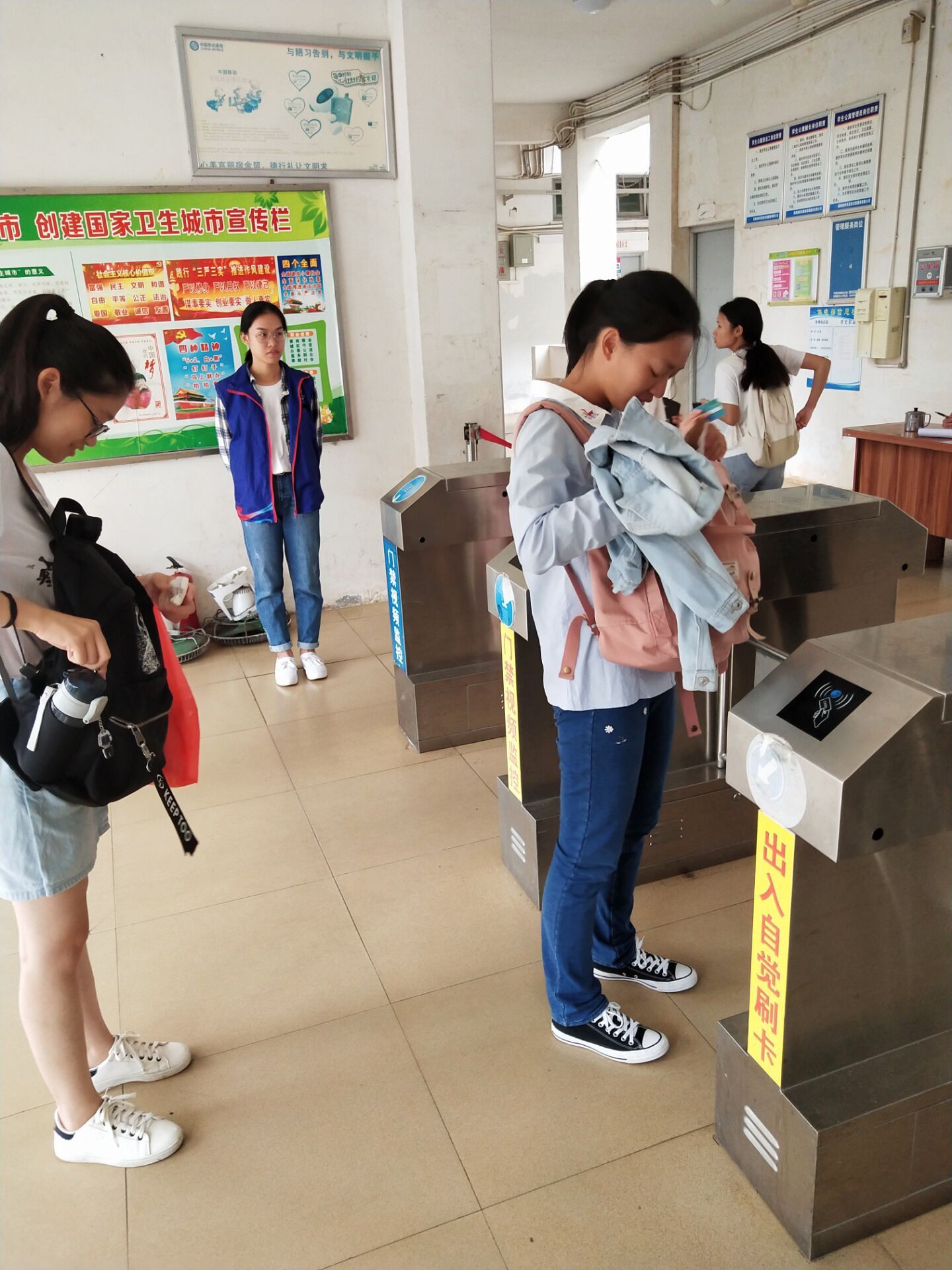 青年之声・教育与心理学院开展宿舍门禁监督活动