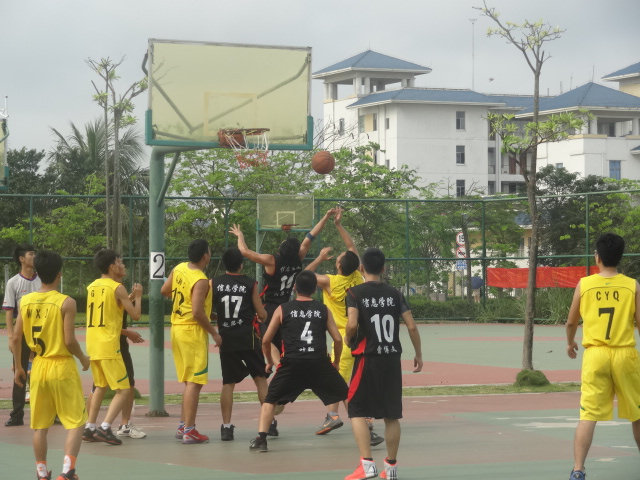 骄阳下舞动的身影，何不是青春的律动――星空游戏官方2014年校园男篮女排比赛紧张进行