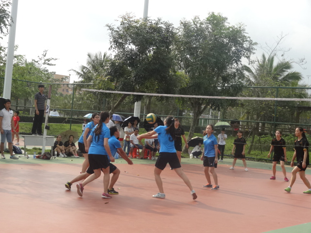 骄阳下舞动的身影，何不是青春的律动――星空游戏官方2014年校园男篮女排比赛紧张进行