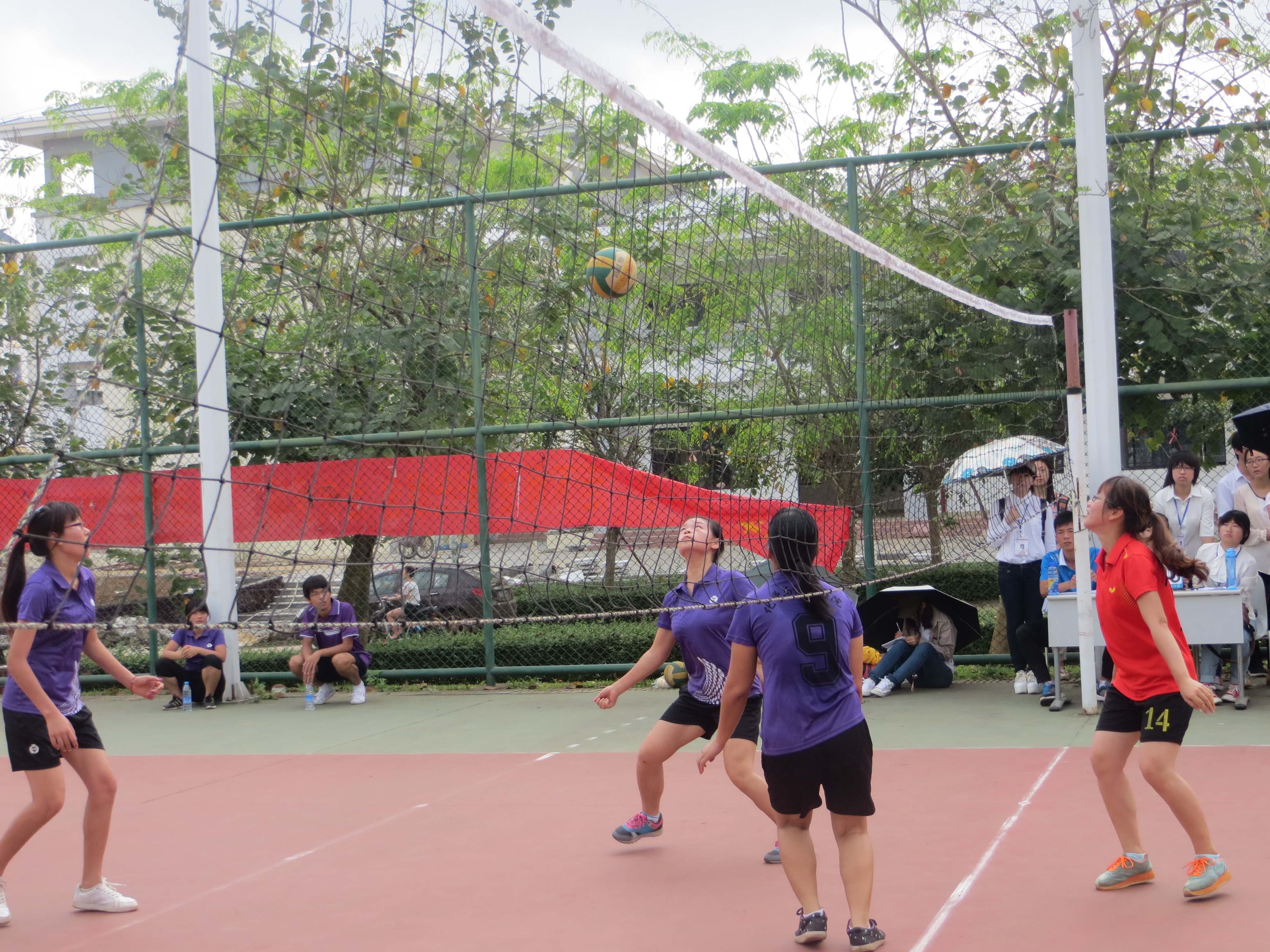 骄阳下舞动的身影，何不是青春的律动――星空游戏官方2014年校园男篮女排比赛紧张进行