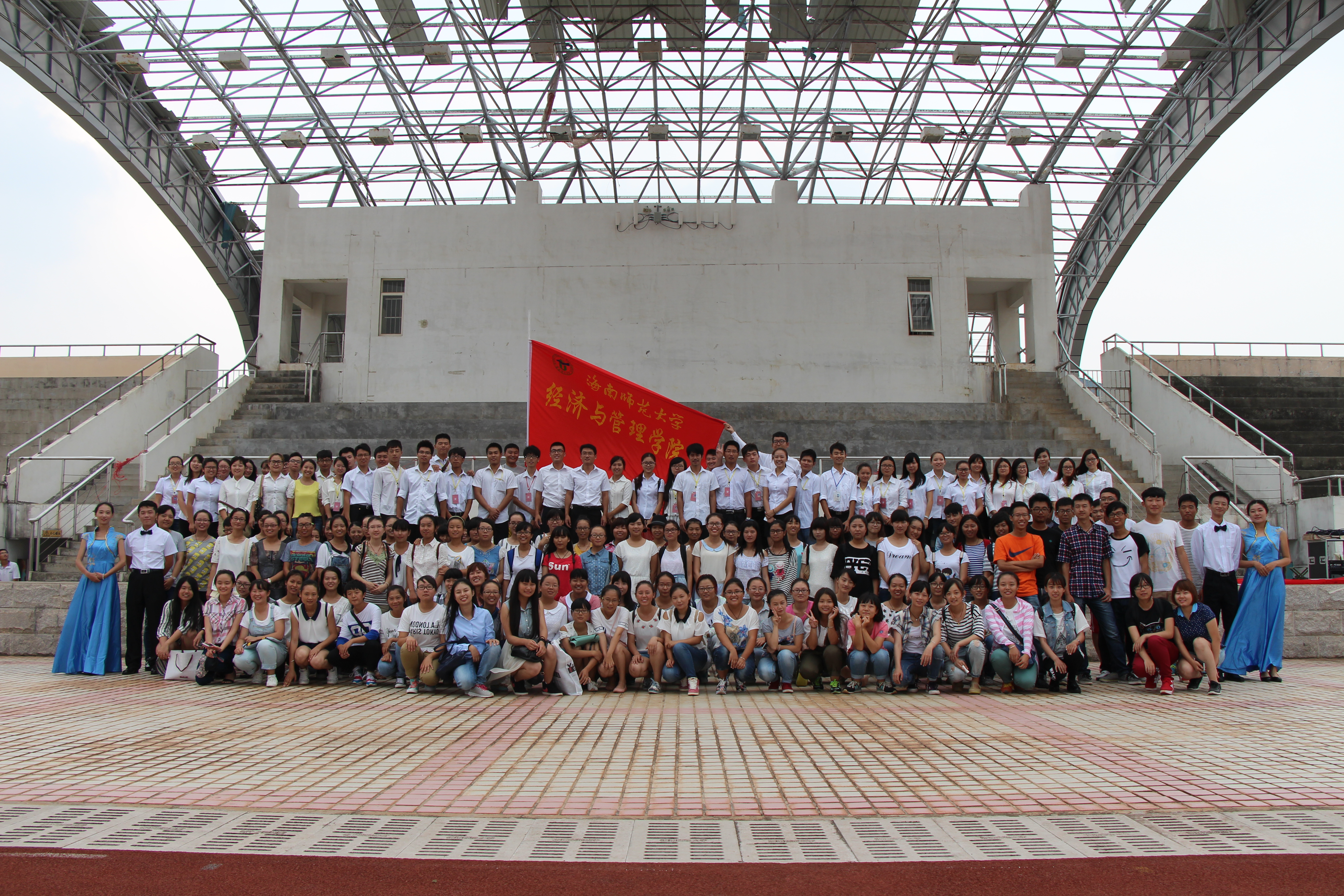 增强学生体质，创建活力校园――记经济与管理学院“三走”活动启动仪式暨第一届田径运动会开幕式 