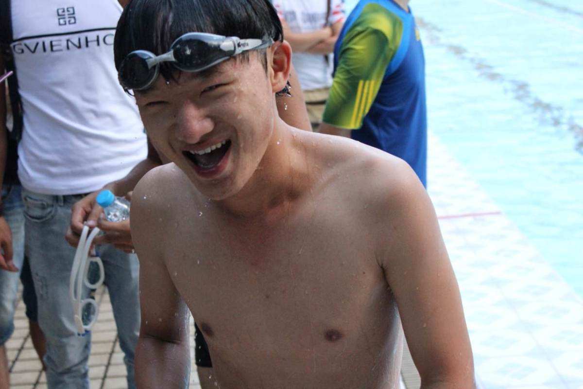 游进泳池，我运动我健康我快乐