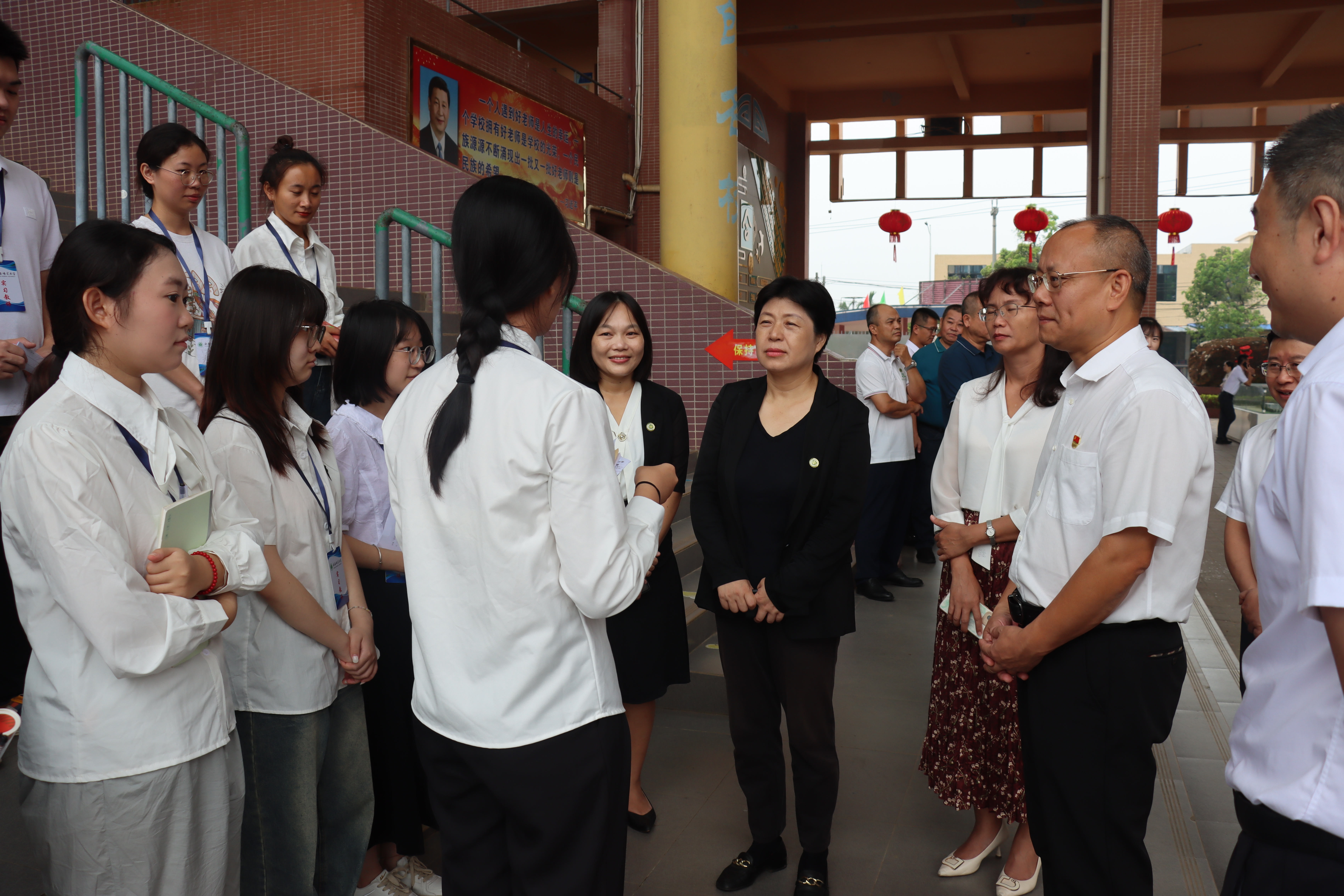 许玫一行走访慰问顶岗实习生和校友