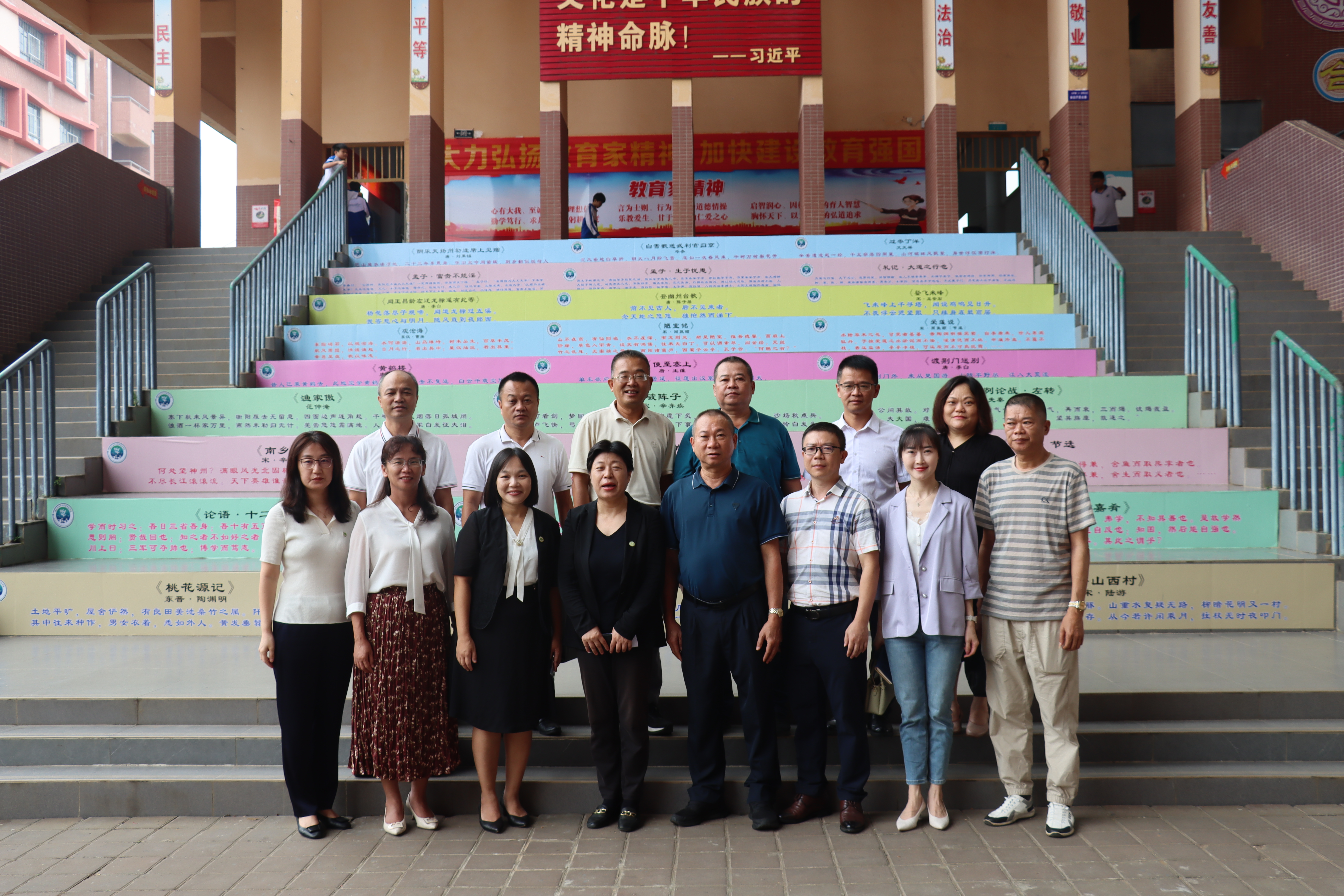 许玫一行走访慰问顶岗实习生和校友