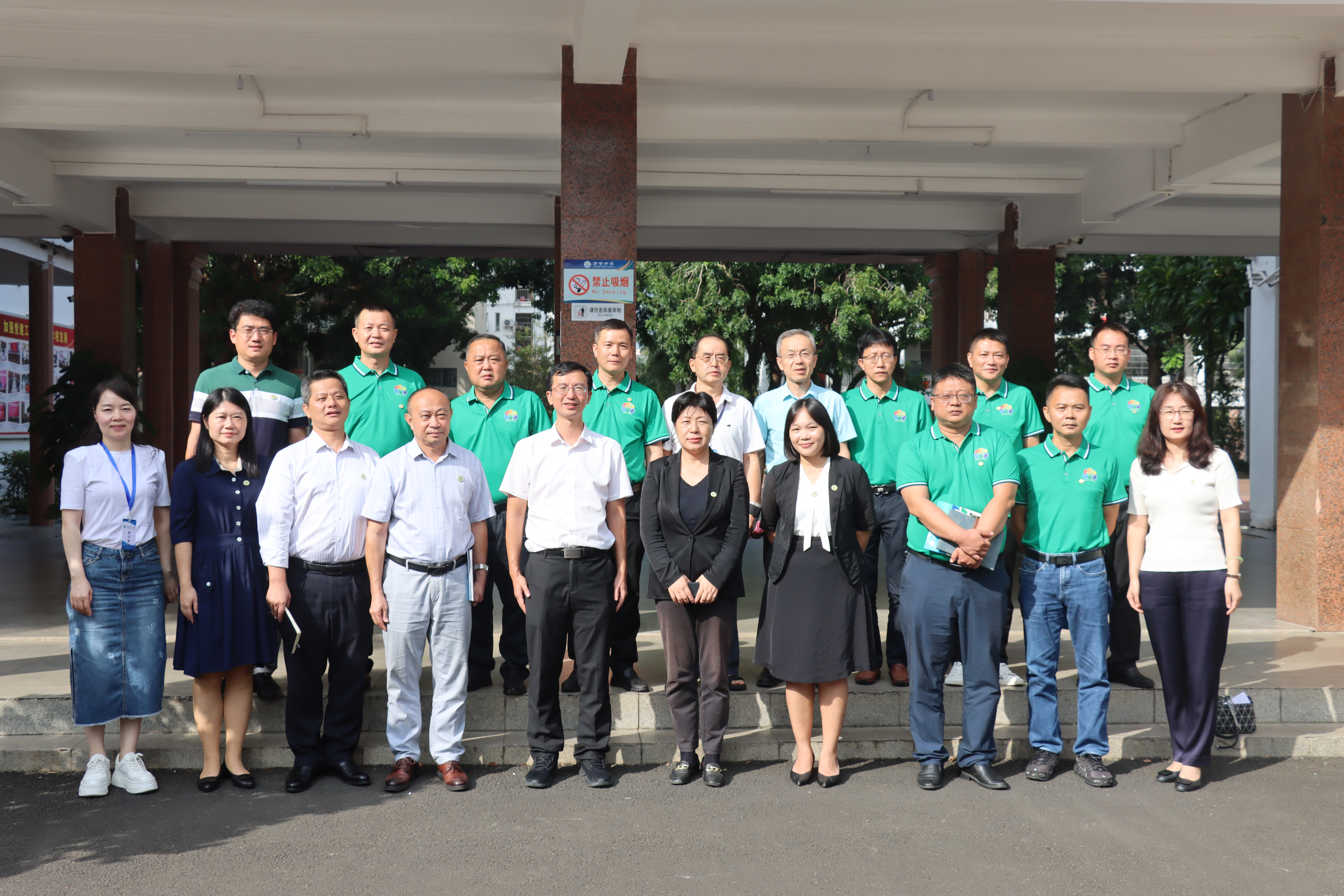 许玫一行走访慰问顶岗实习生和校友