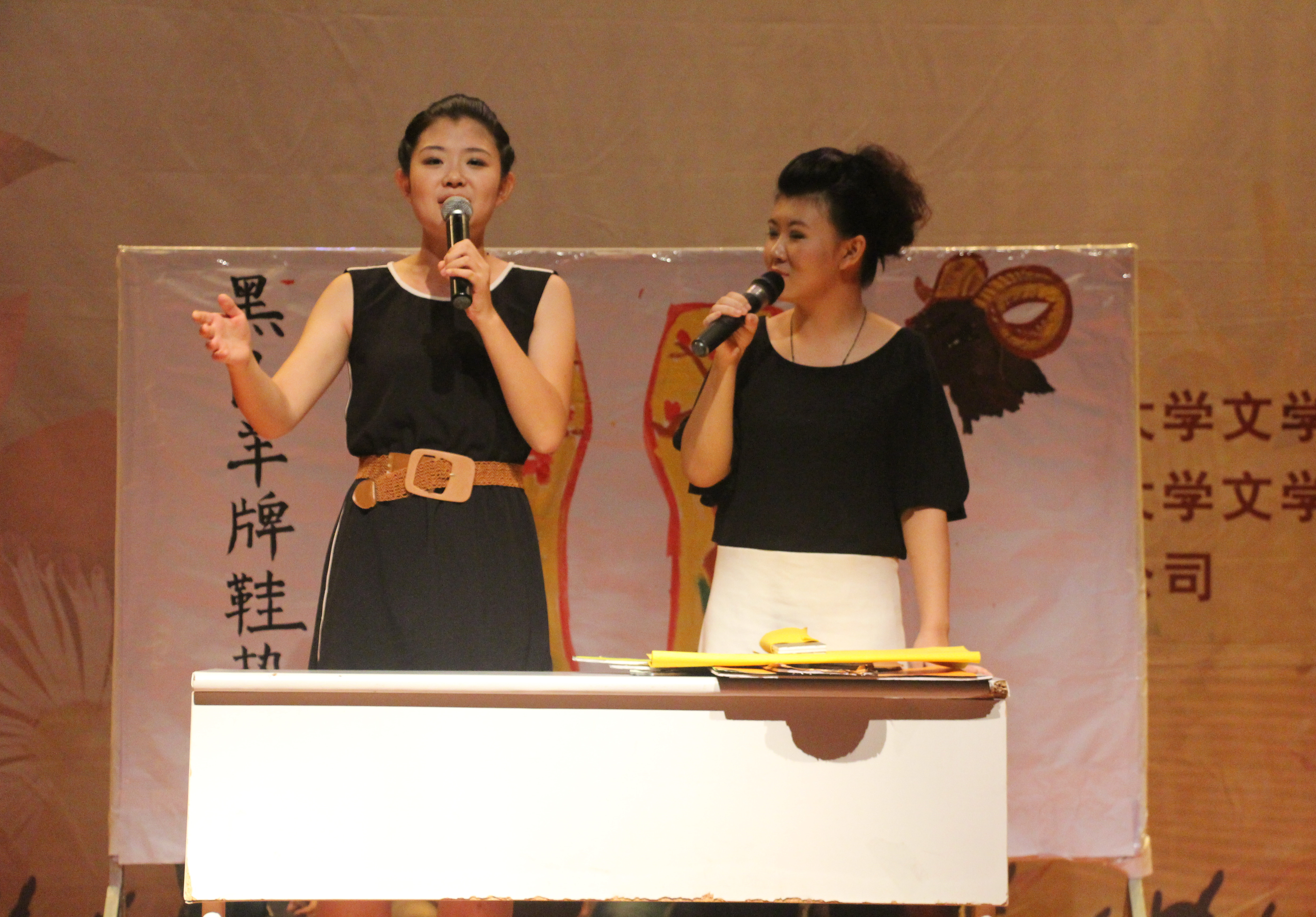 左手繁花  右手年华――记文学院欢送2014届毕业生晚会