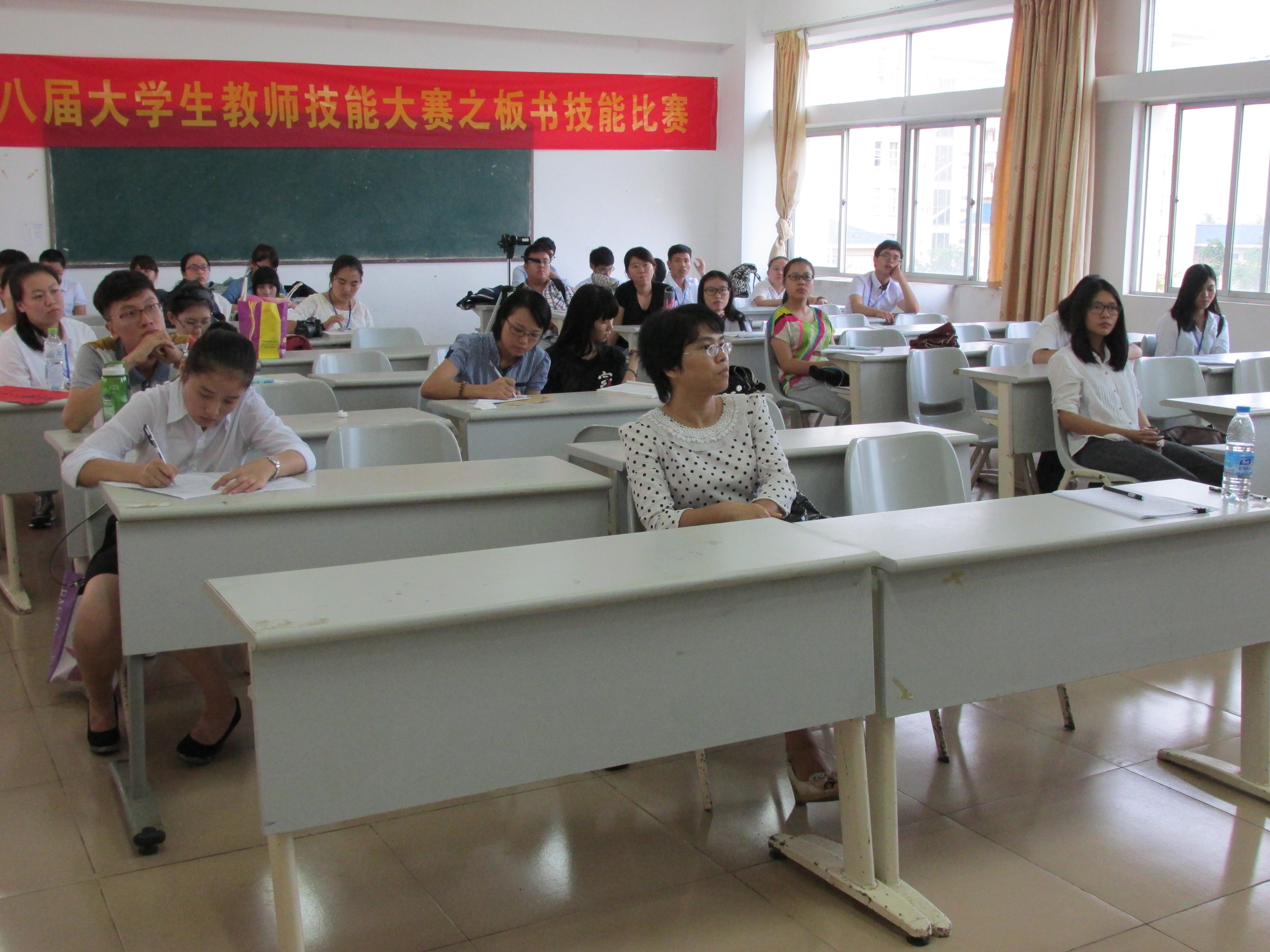 三尺讲台 书写风采――记文学院教师技能大赛之板书技能决赛