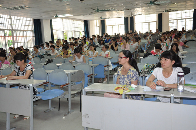 做最好的教师――记初等教育学院潘华莉副校长讲座