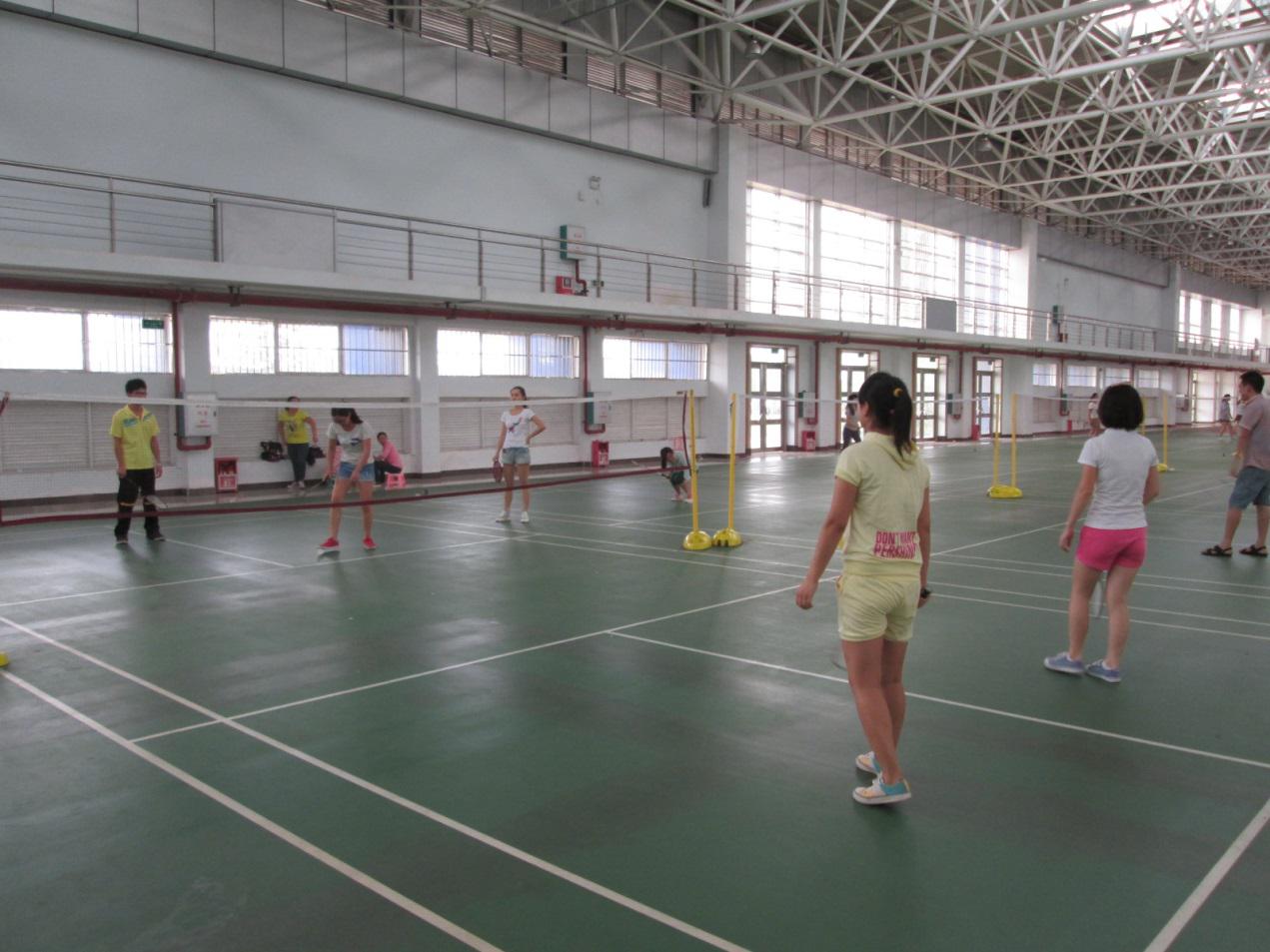 践行群众 羽我同行――记经济与管理学院第一学生党支部首届羽毛球比赛活动