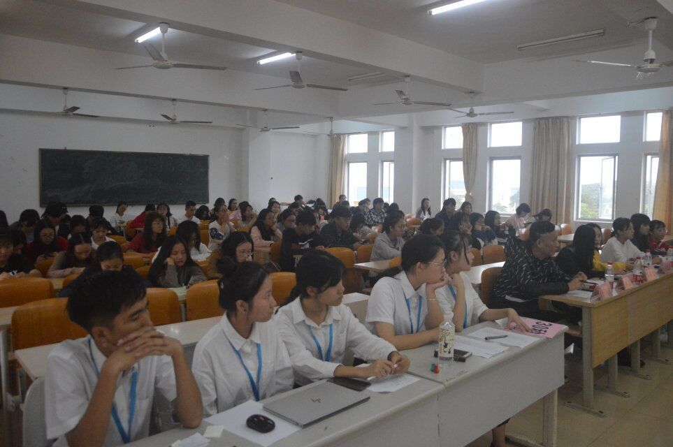 青年之声・教育与心理学院“诚信感恩・自强担当”演讲比赛