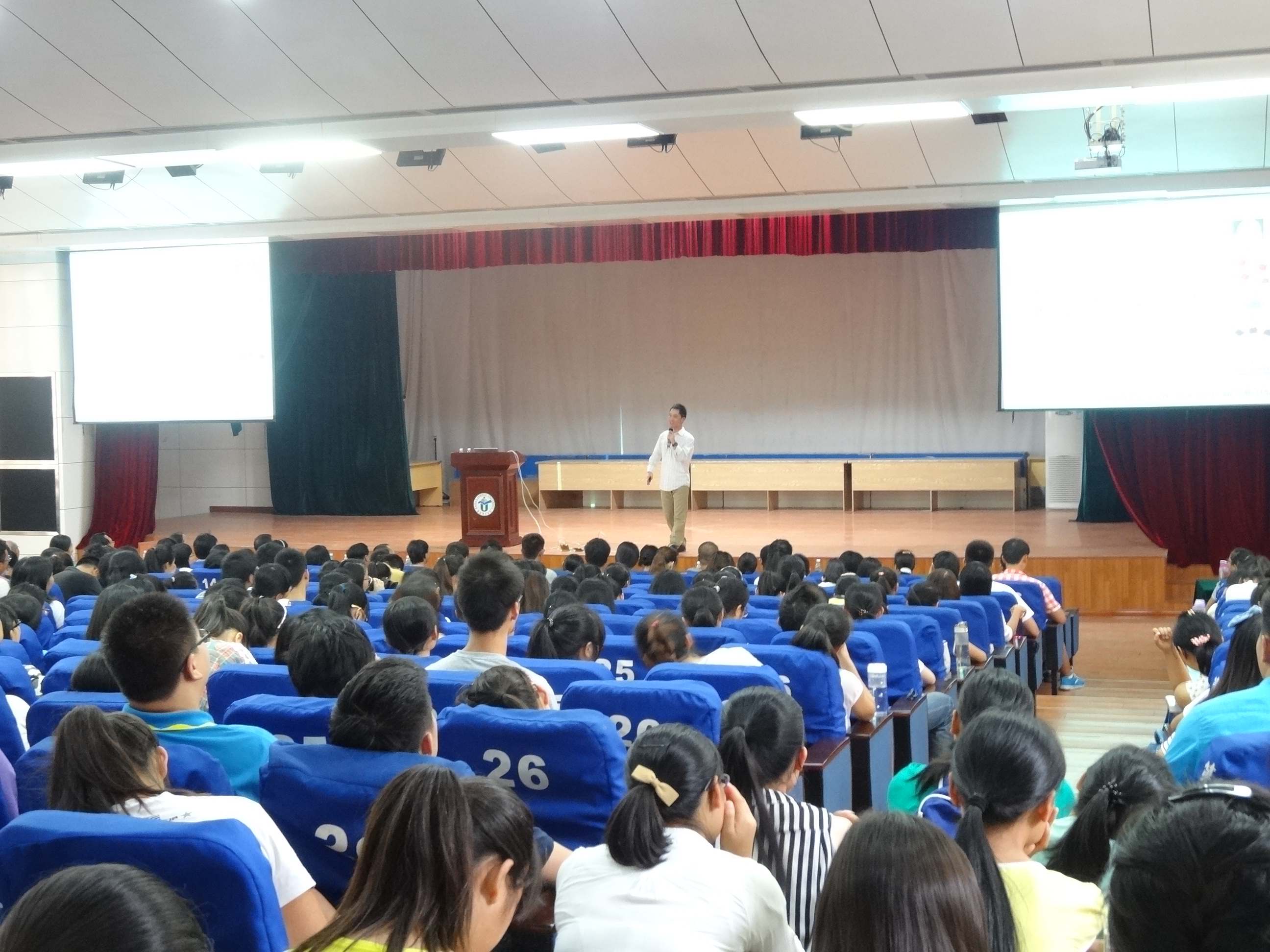 拳拳赤子心 悠悠母校情――生命科学学院优秀校友余巍研究员回我院讲学