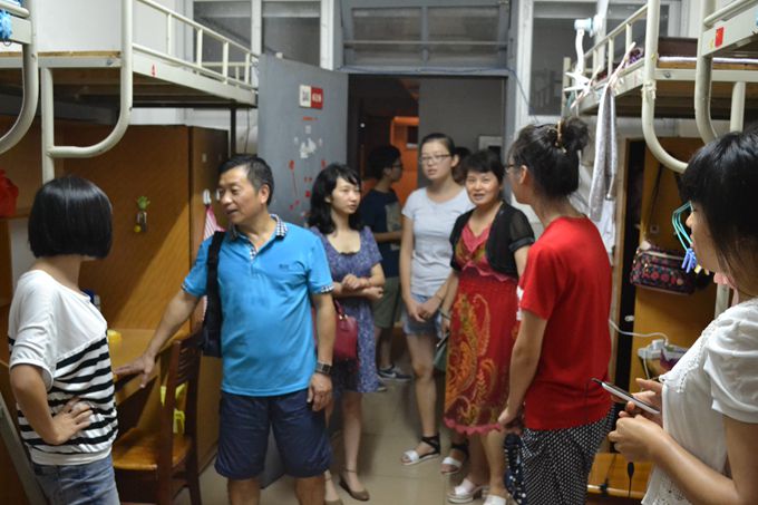 温馨宿舍走访 ，增进师生情谊――记初等教育学院2014下半年宿舍走访活动