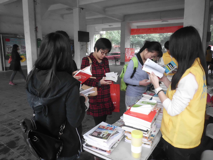 乐学雷锋精神，创行志愿风采――记初等教育学院“红星义卖”活动 记者 白杨