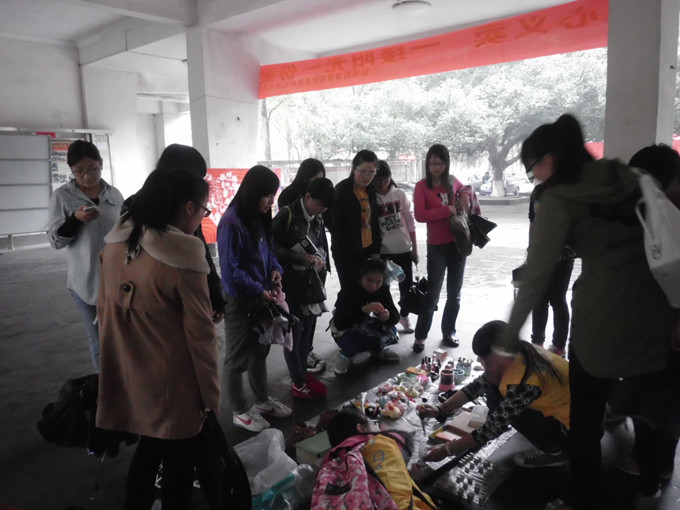 乐学雷锋精神，创行志愿风采――记初等教育学院“红星义卖”活动 记者 白杨