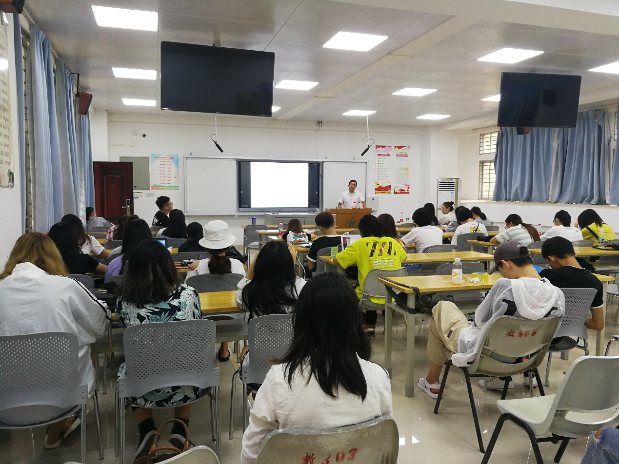 新闻传播与影视学院实践周第二天――学术报告与专业实践双管齐下