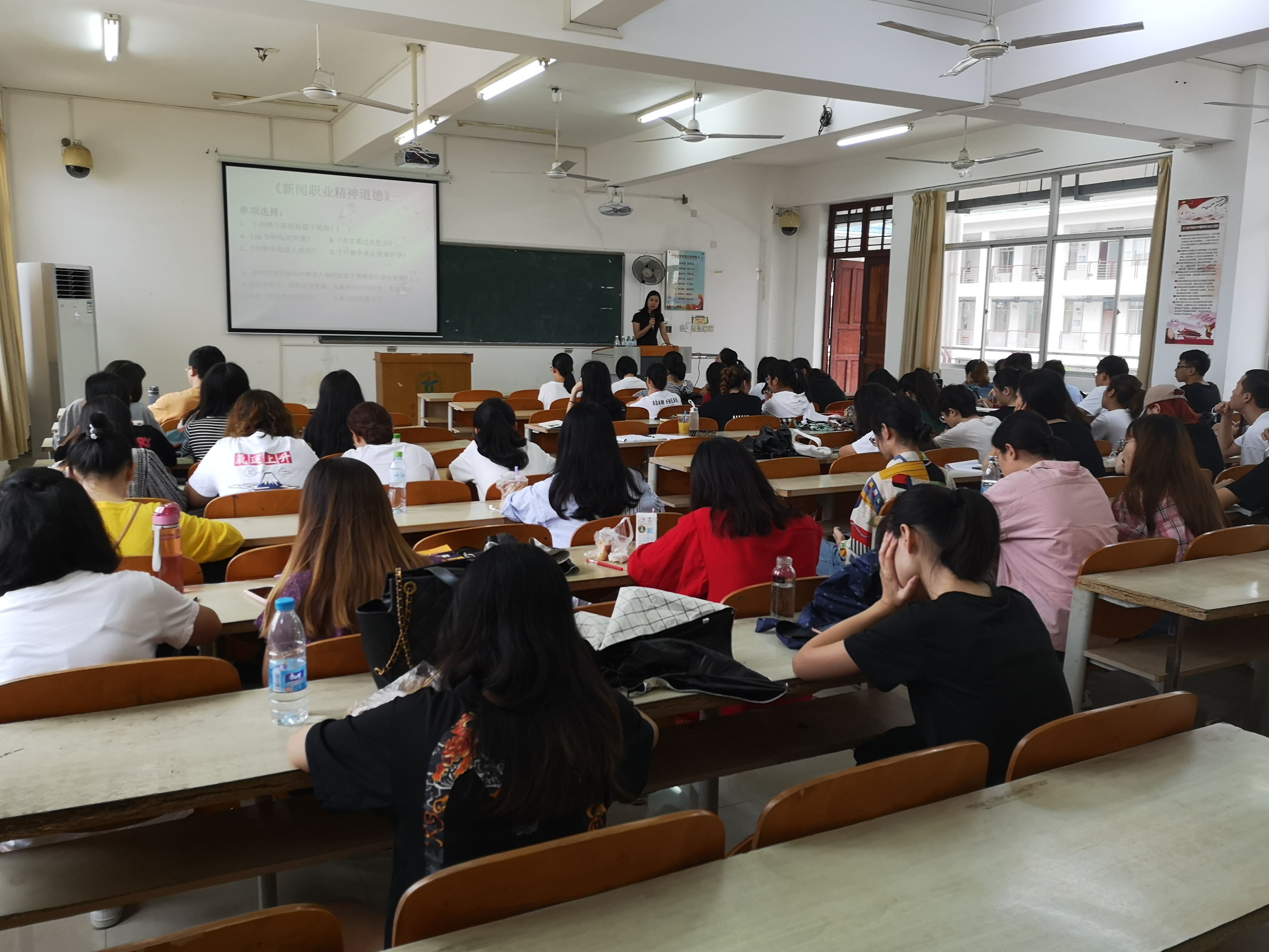 新闻传播与影视学院实践周第二天――学术报告与专业实践双管齐下