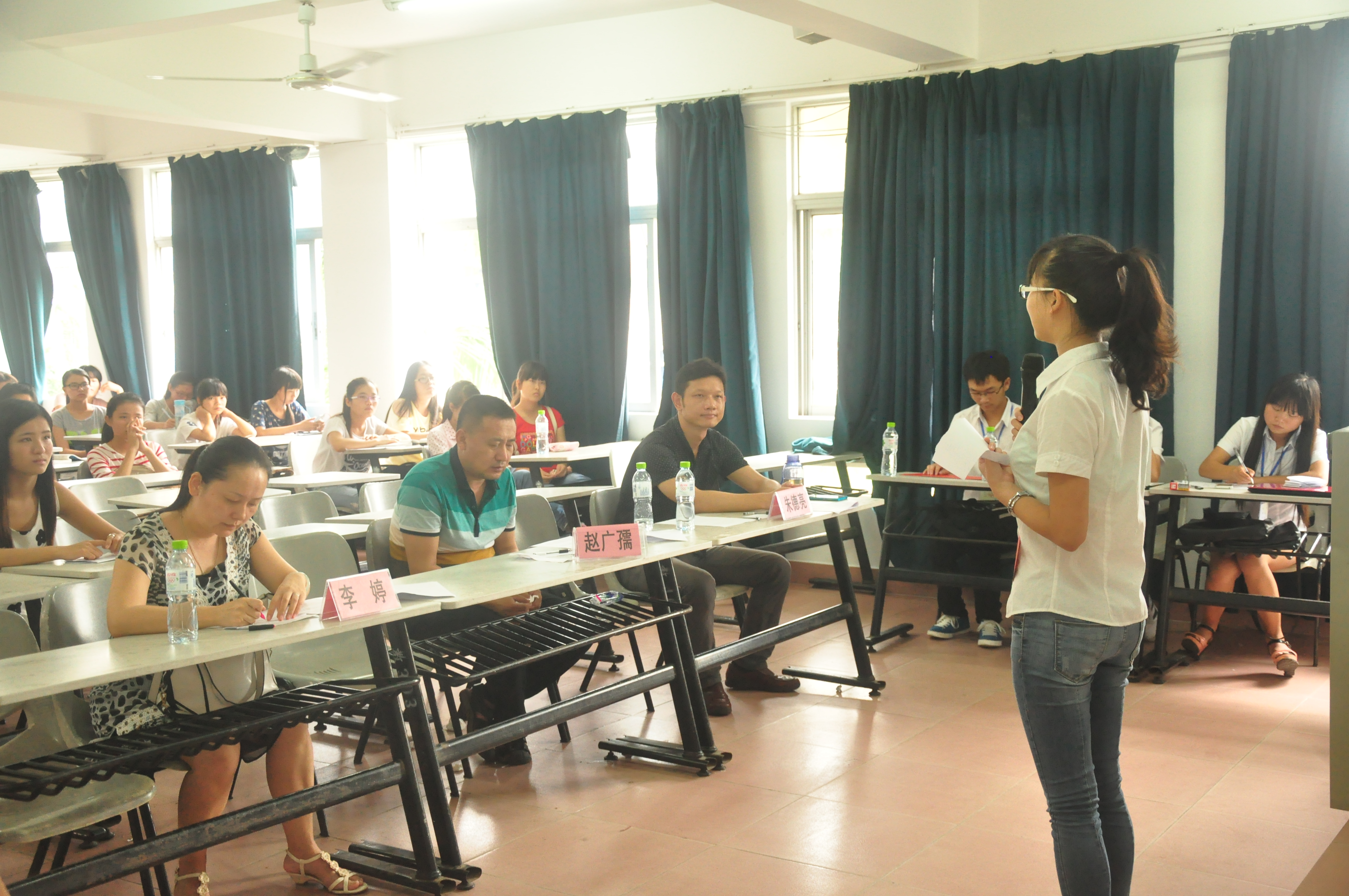 赛教师技能 展青年风采――记地理与旅游学院第四届教师技能大赛之口语技能复赛