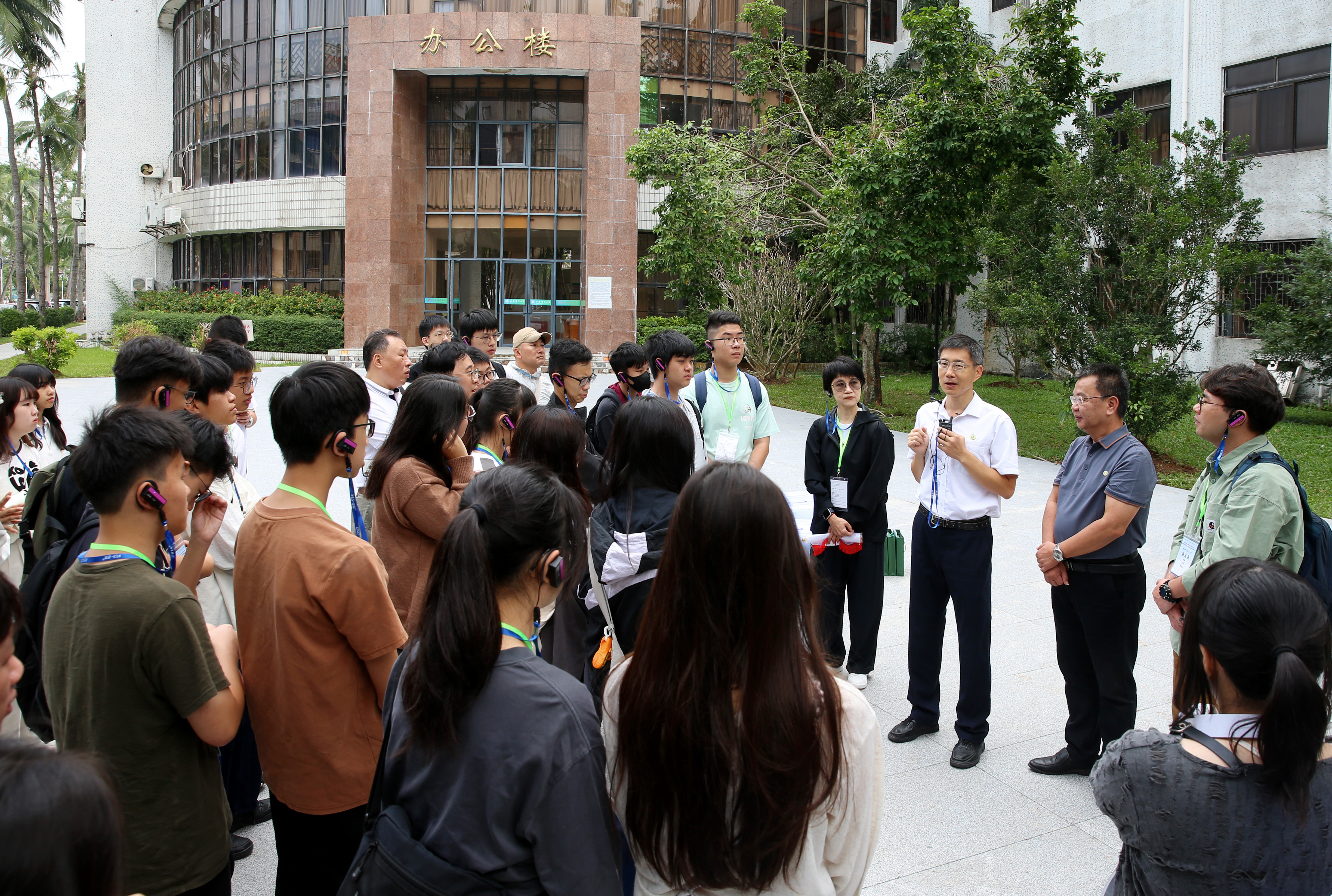 “同行万里——香港中学生内地交流团”来我校参观交流