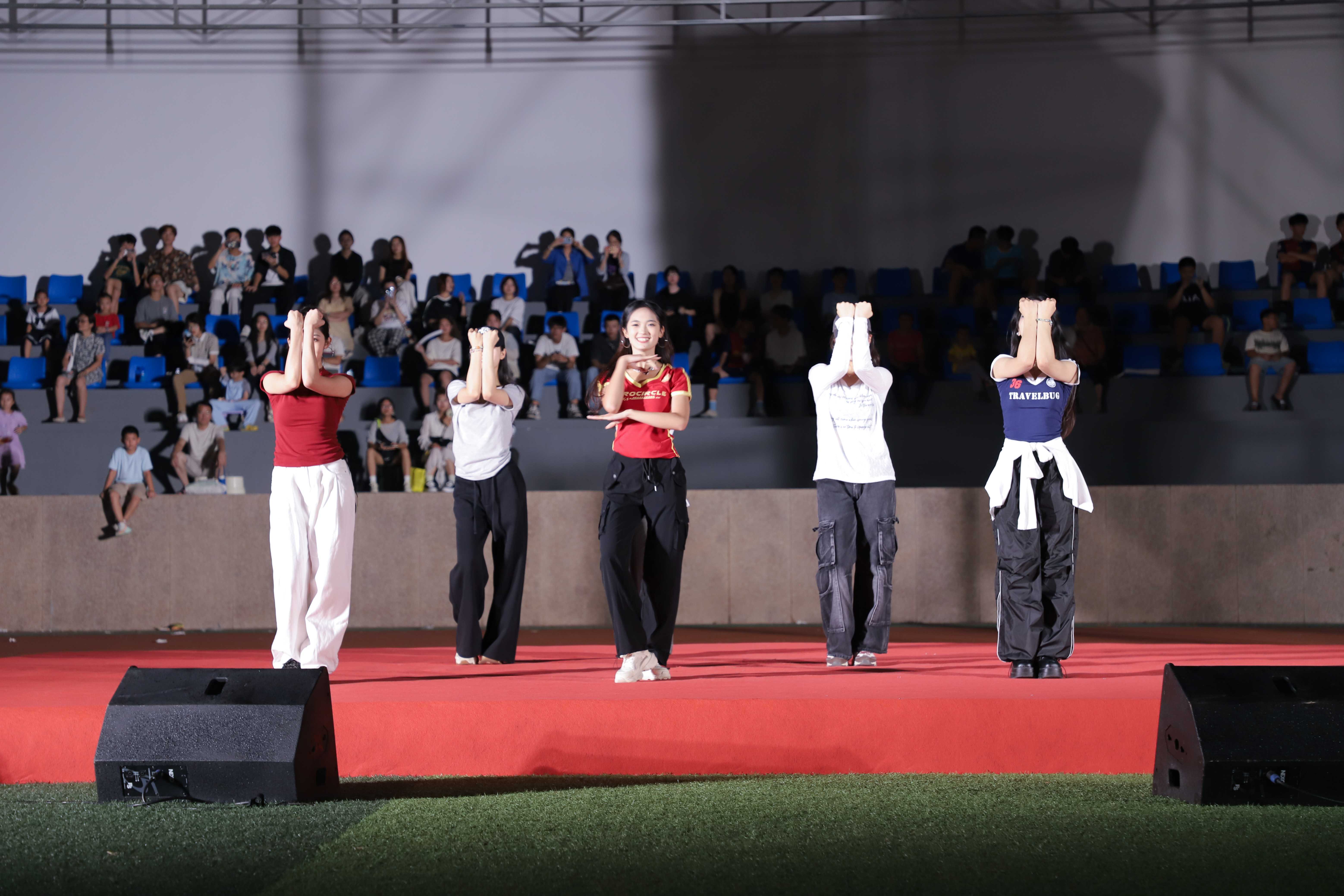 我校举办“风雨过后共月圆”中秋联欢活动