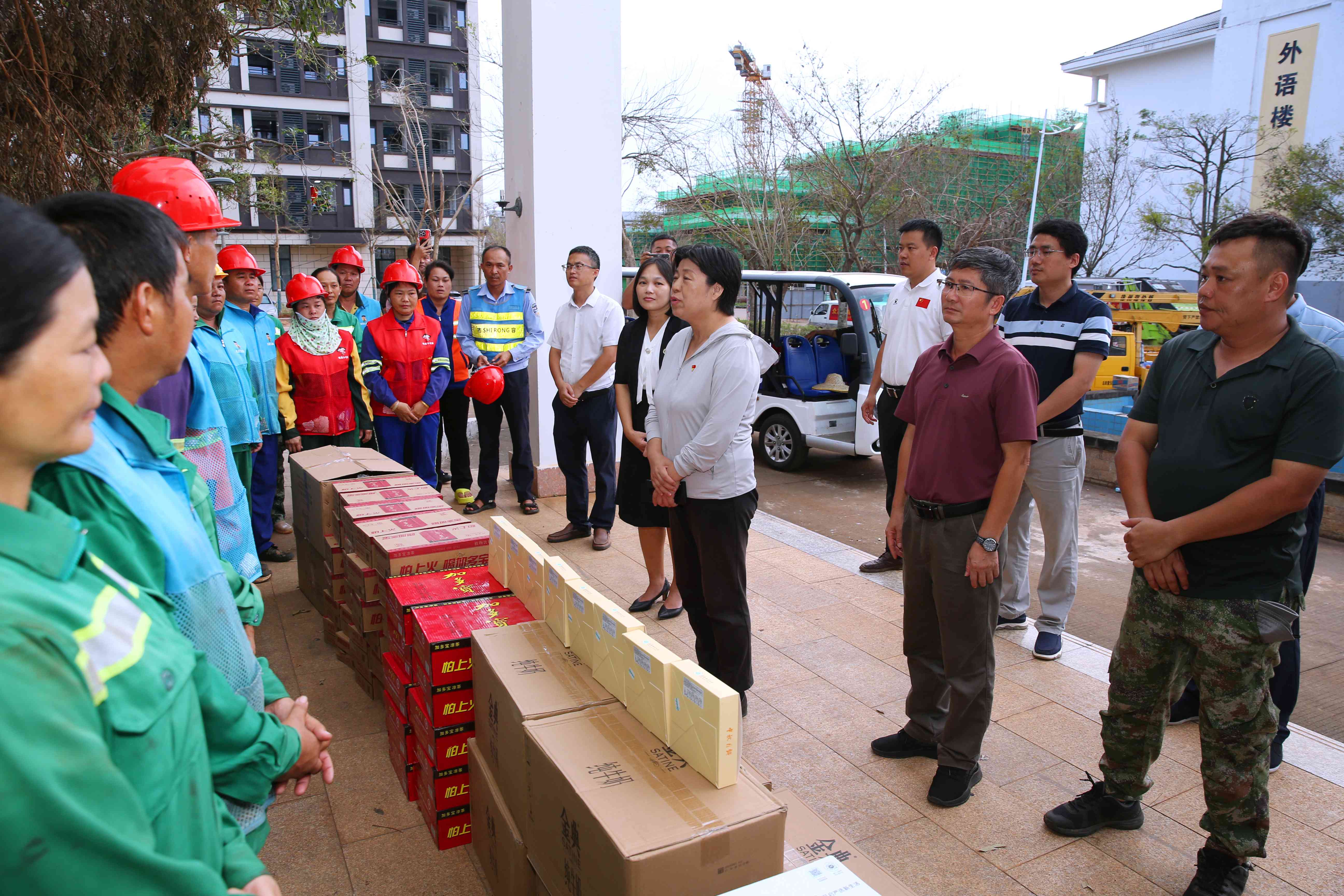 校领导看望慰问屯昌市政、陵水环卫人员